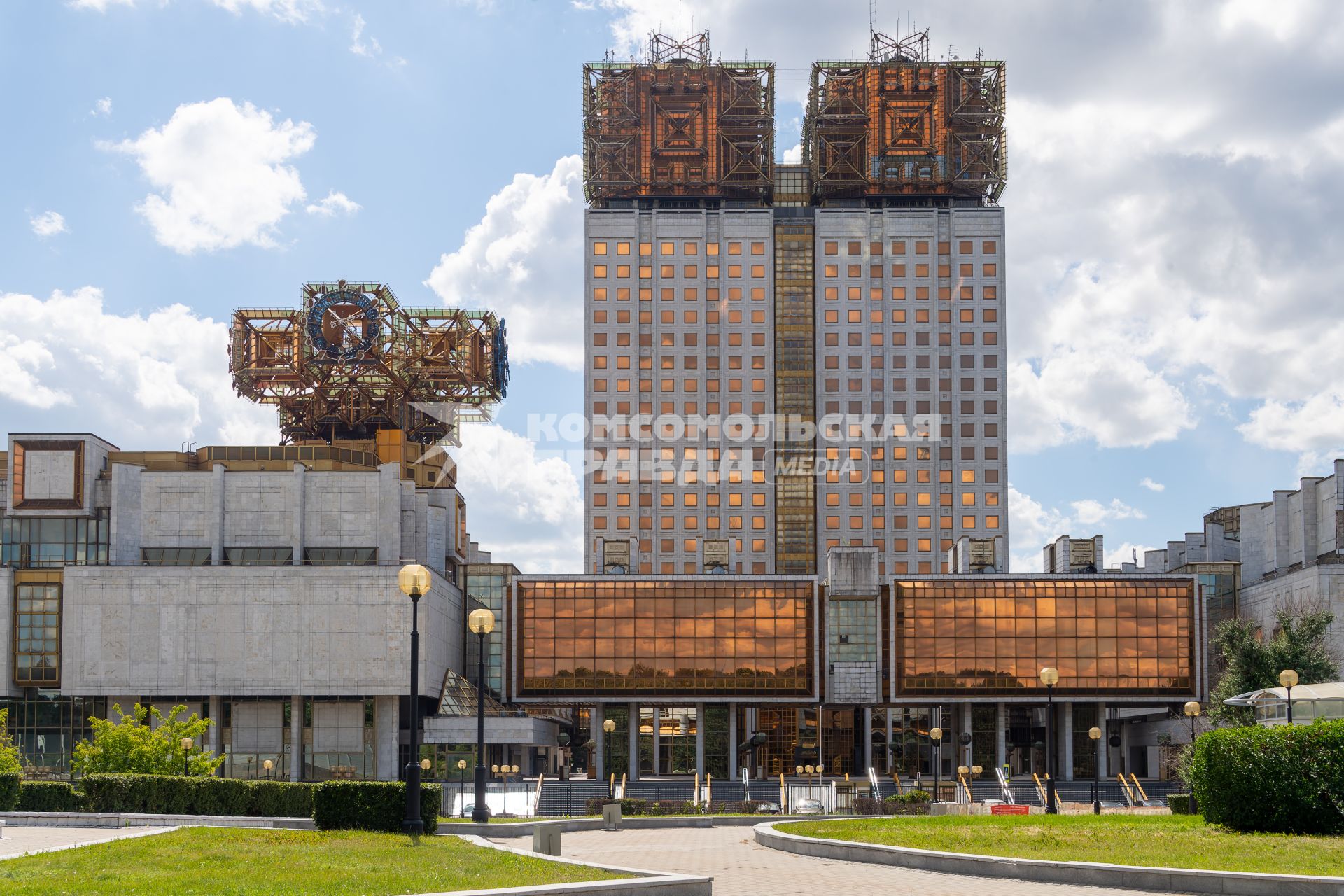 Москва.  Вид на здание президиума РАН (Золотые мозги)Ленинский проспект, 32А.