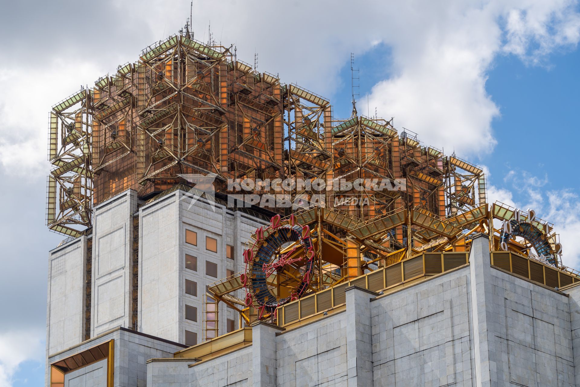 Москва.  Вид на здание президиума РАН (Золотые мозги)Ленинский проспект, 32А.