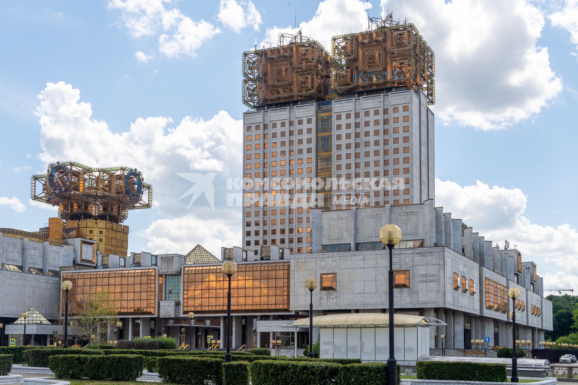 Москва.  Вид на здание президиума РАН (Золотые мозги)Ленинский проспект, 32А.