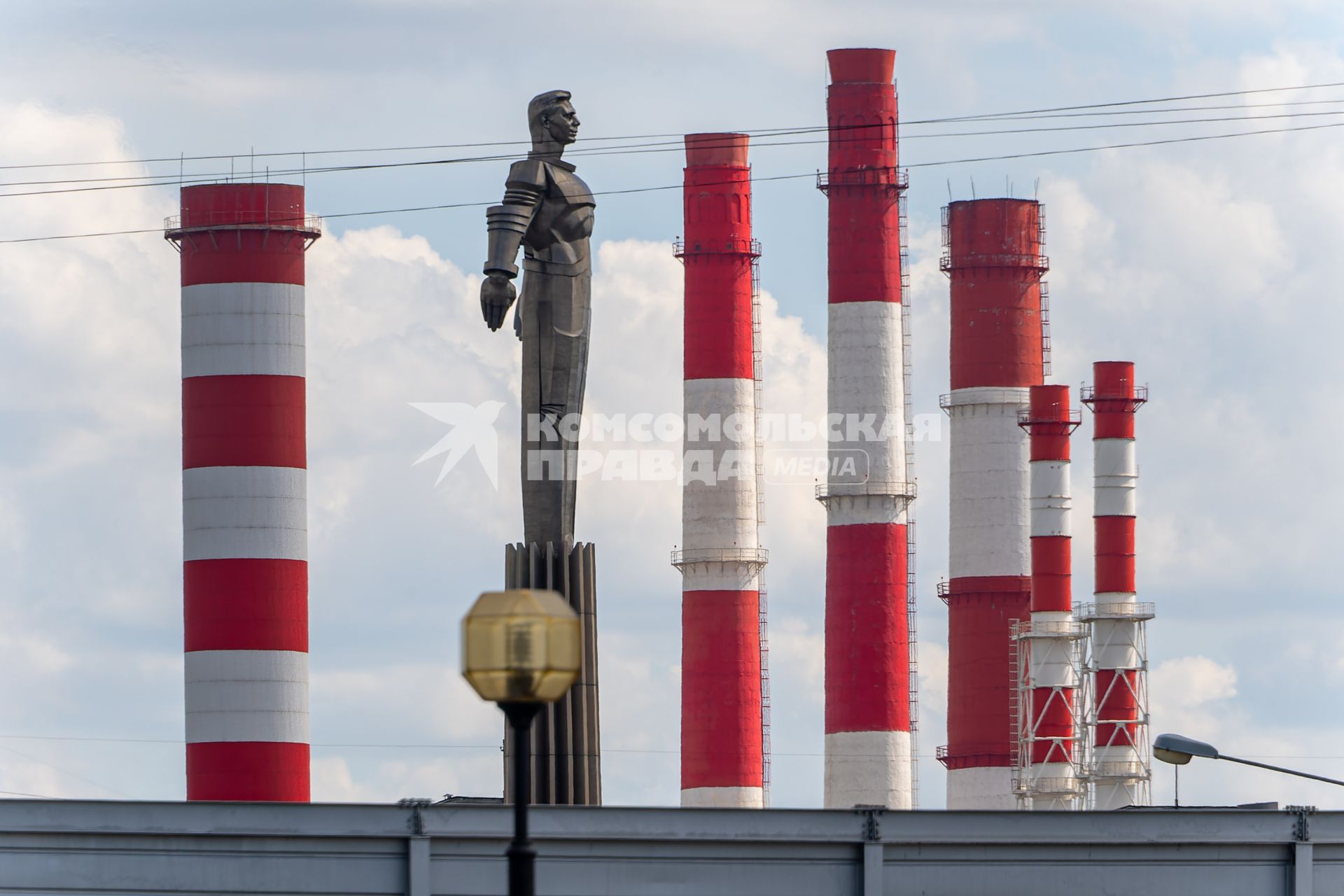 Москва.  Вид на памятник Юрию Гагарину.