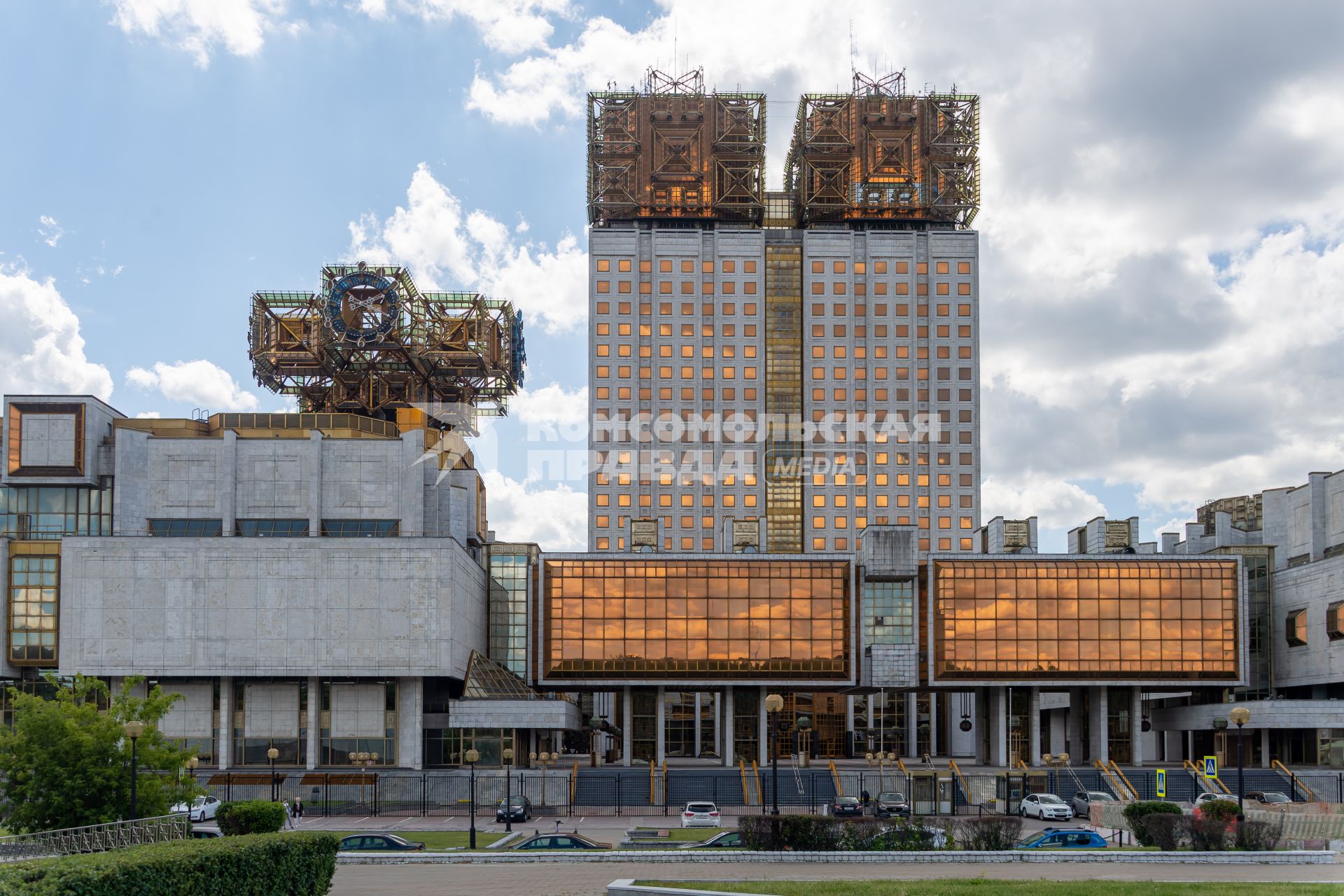 Москва.  Вид на здание президиума РАН (Золотые мозги)Ленинский проспект, 32А.