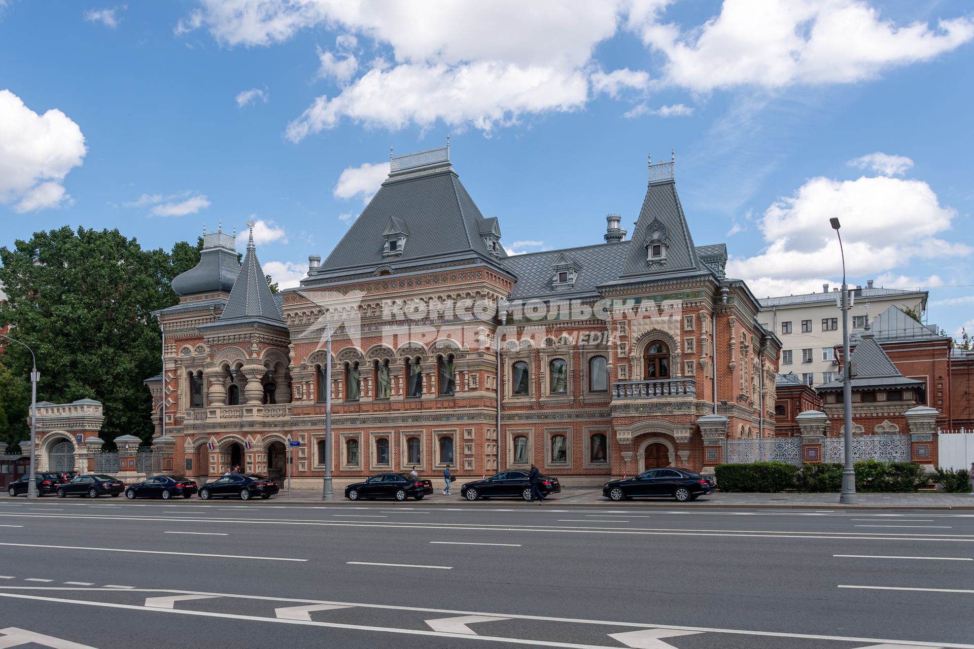 Москва.  Вид на дом купца  Игумнова, резиденция французского посла в Москве, Большая Якиманка, 43.