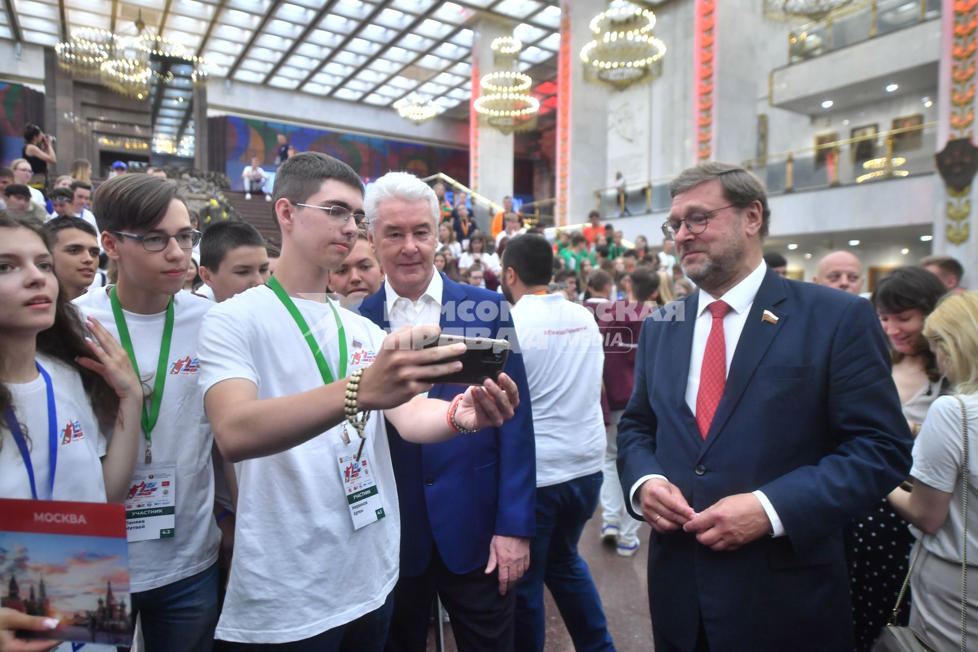 Москва. Мэр Москвы Сергей Собянин (в центре) и заместитель председателя Совета Федерации Константин Косачев во время встречи с участниками культурно-образовательного проекта `Поезд Памяти` в Музее Победы на Поклонной горе.