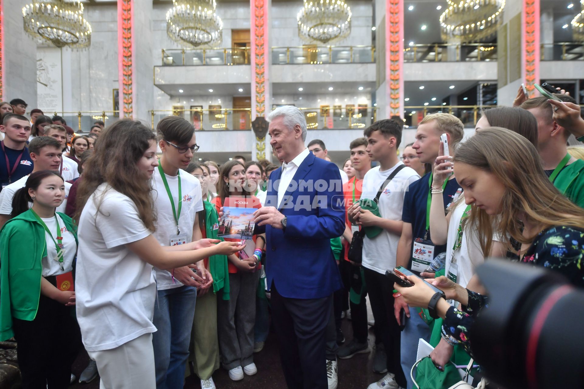 Москва. Мэр Москвы Сергей Собянин во время встречи с участниками культурно-образовательного проекта `Поезд Памяти` в Музее Победы на Поклонной горе.