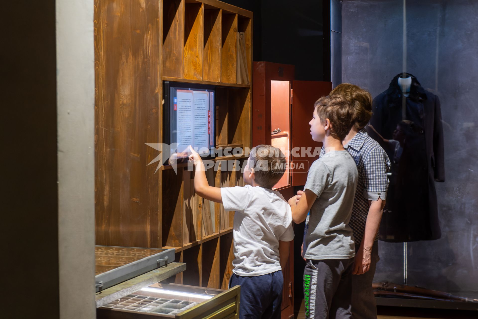 Тула. Посетители осматривают интерактивную экспозицию в музее обороны Тулы.