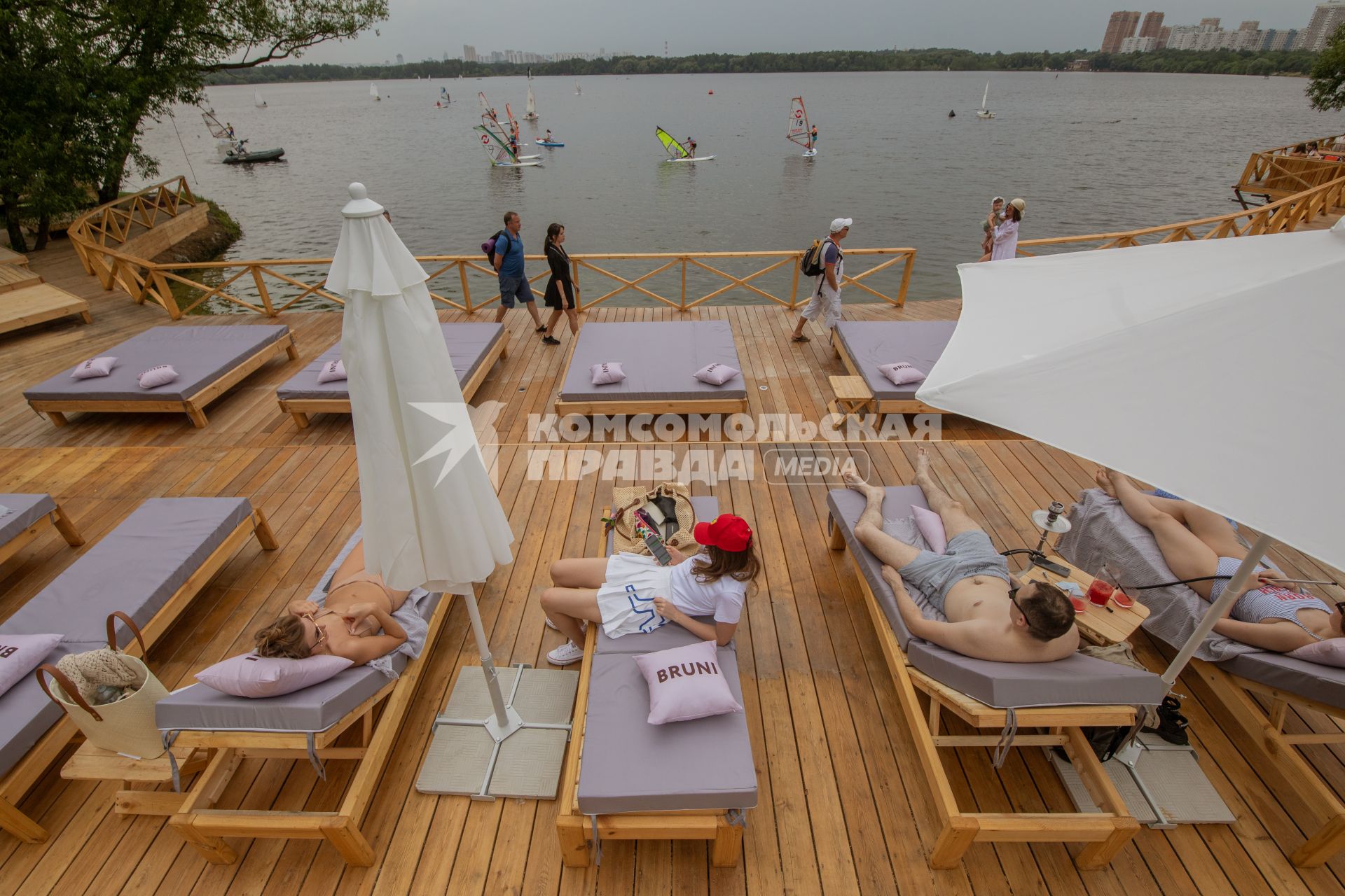 Москва. Посетители нового пляжа City Beach Club, открывшегося на северном берегу Большого Строгинского затона.