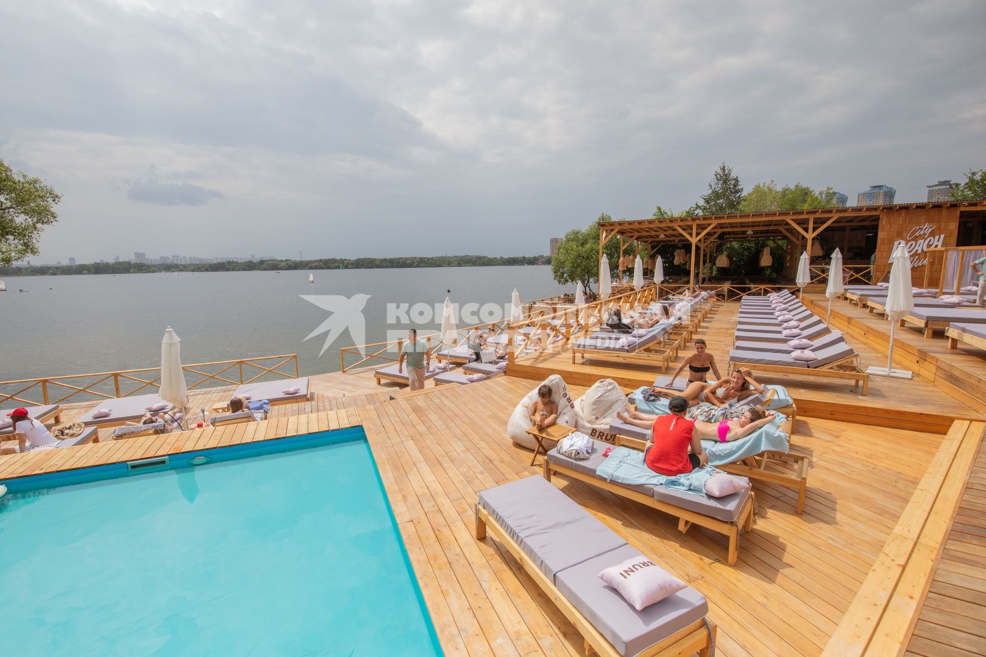 Москва. Новый пляж City Beach Club открылся на северном берегу Большого Строгинского затона.