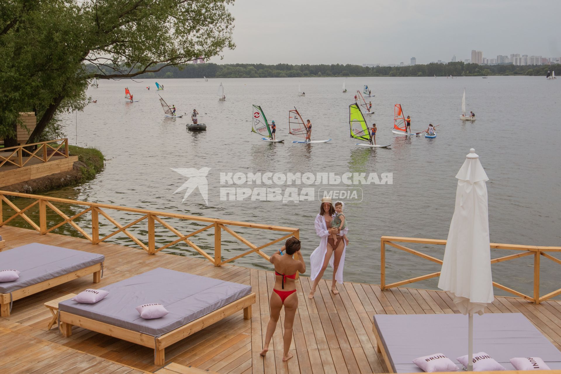 Москва. Посетители нового пляжа City Beach Club, открывшегося на северном берегу Большого Строгинского затона.