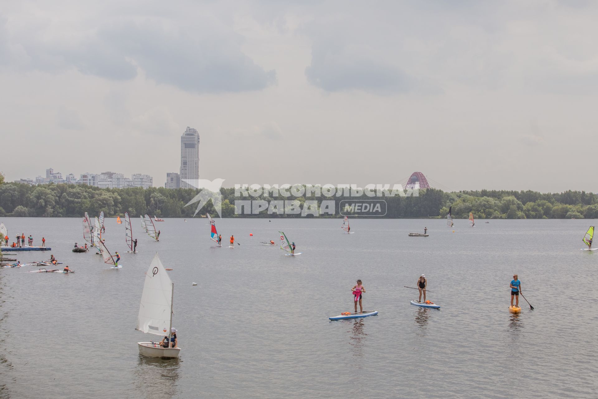 Москва. Посетители нового пляжа City Beach Club, открывшегося на северном берегу Большого Строгинского затона.