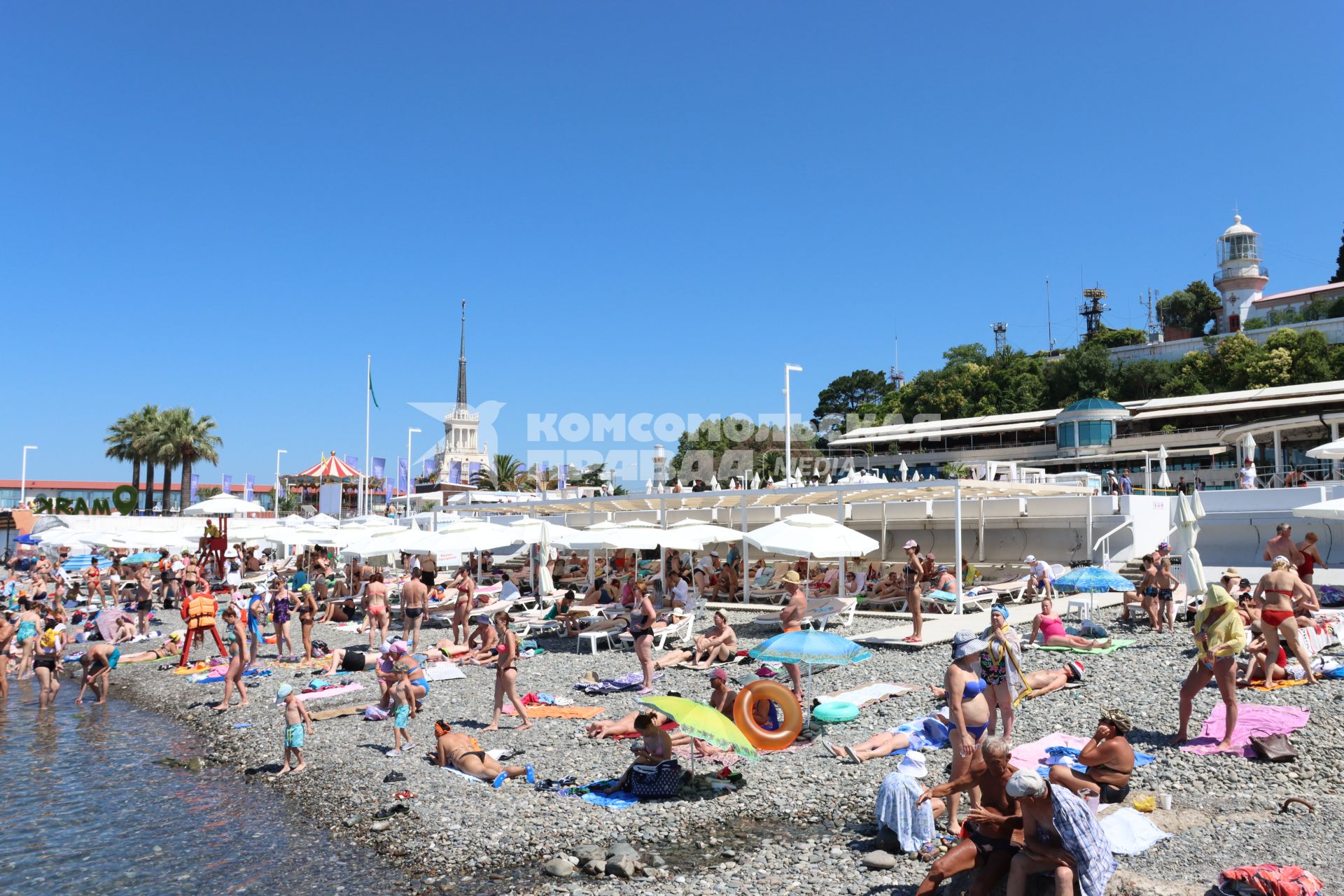 Сочи. Скопление отдыхающих на пляже Черноморского побережья.