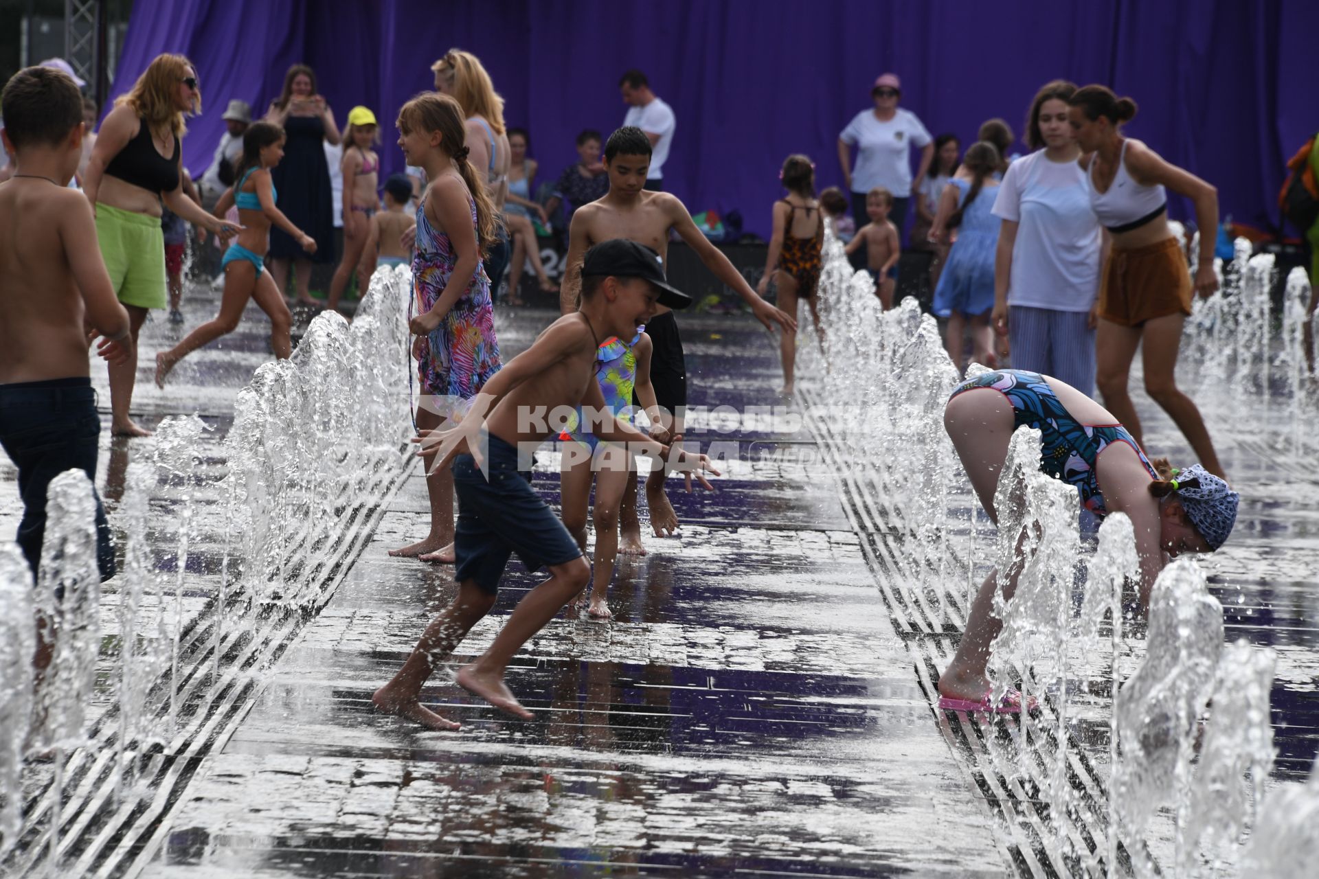 Москва. Дети резвятся у танцующих фонтанах в парке Музеон.