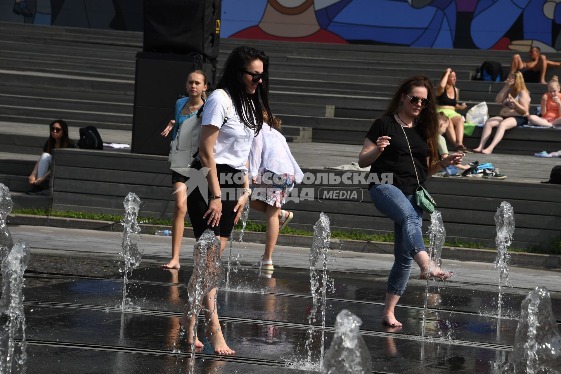 Москва. Женщины мочат ноги в танцующих фонтанах в парке Музеон.