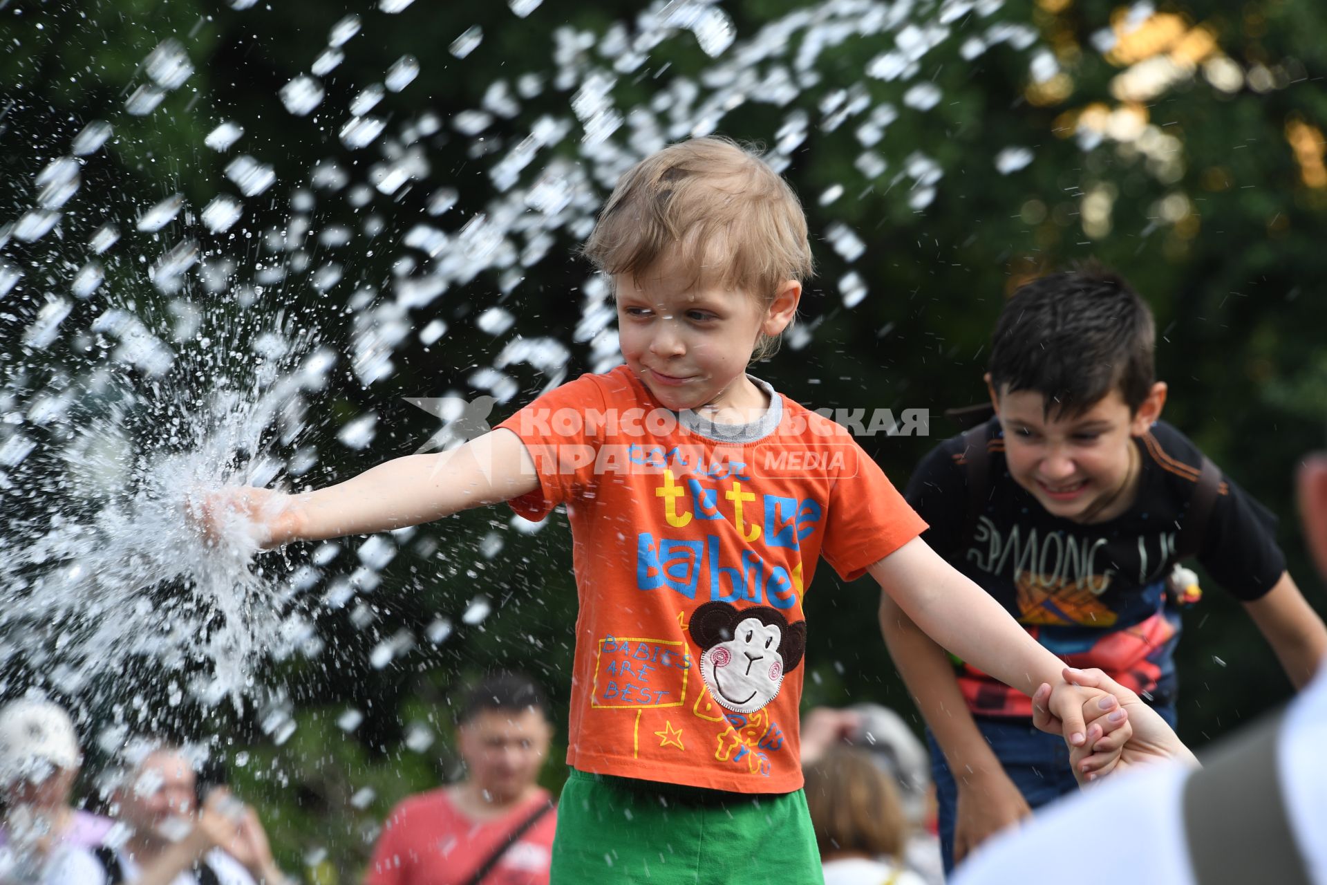 Москва. Мальчик у фонтана на Манежной площади.