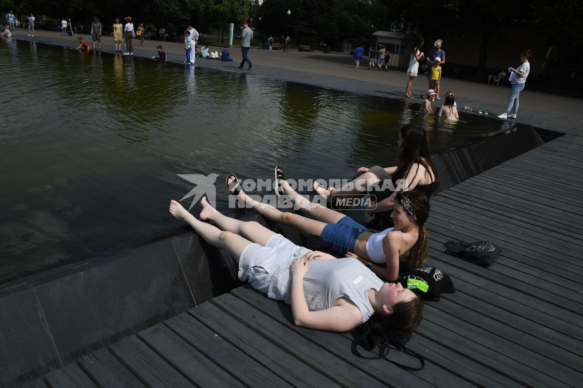 Москва. Девушки загорают у фонтана в Парке Горького.