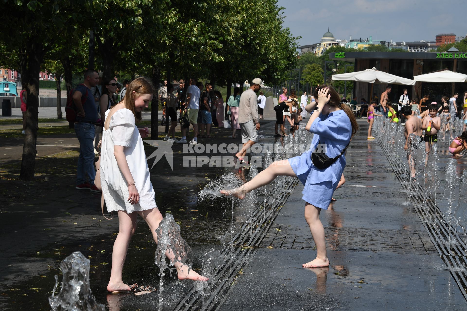 Москва. Девушки у танцующих фонтанах в парке Музеон.