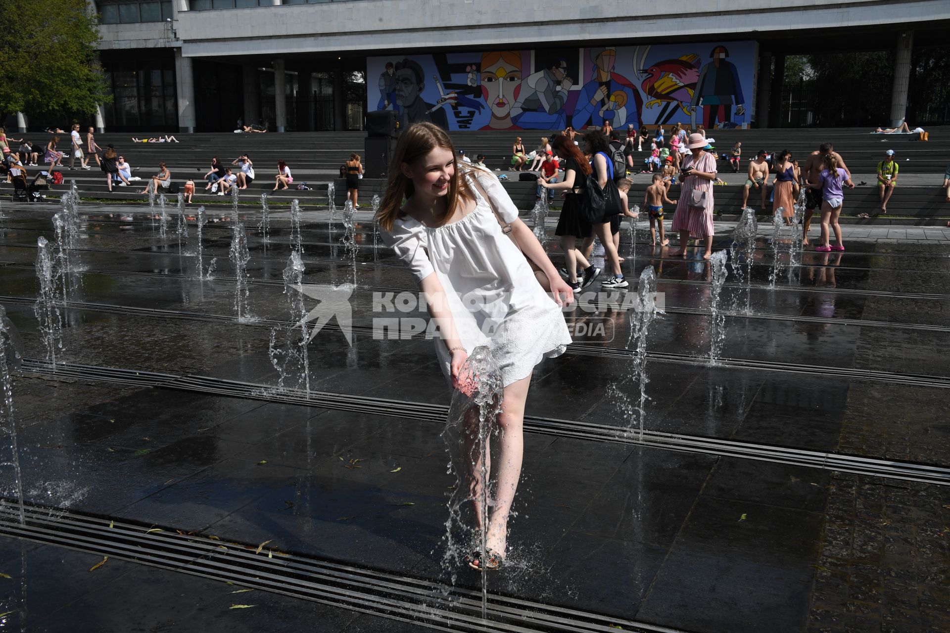 Москва. Девушка у танцующих фонтанах в парке Музеон.
