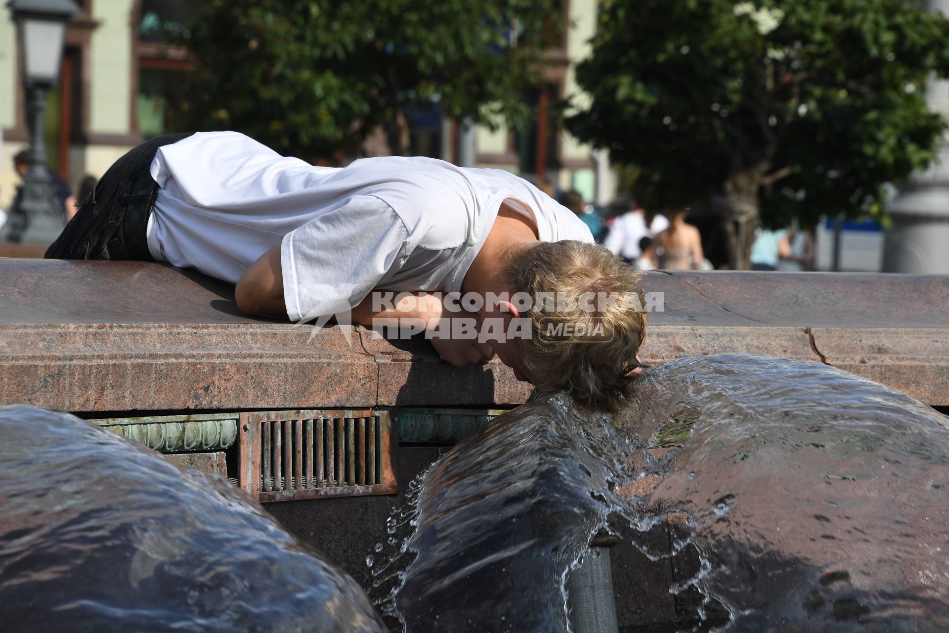 Москва. Мальчик мочит голову в фонтане на Манежной площади.