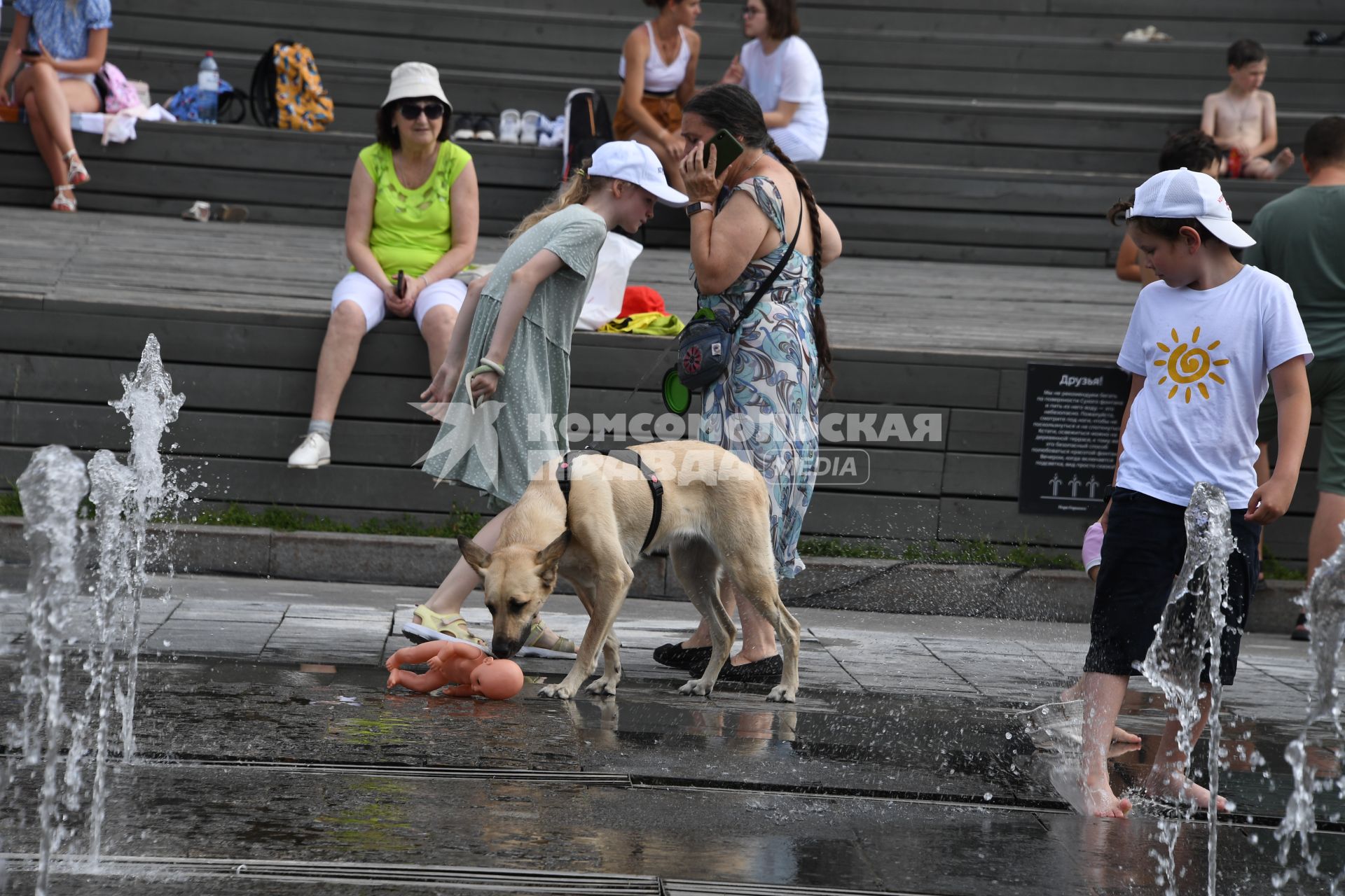 Москва. Женщина с собакой у танцующих фонтанах в парке Музеон.