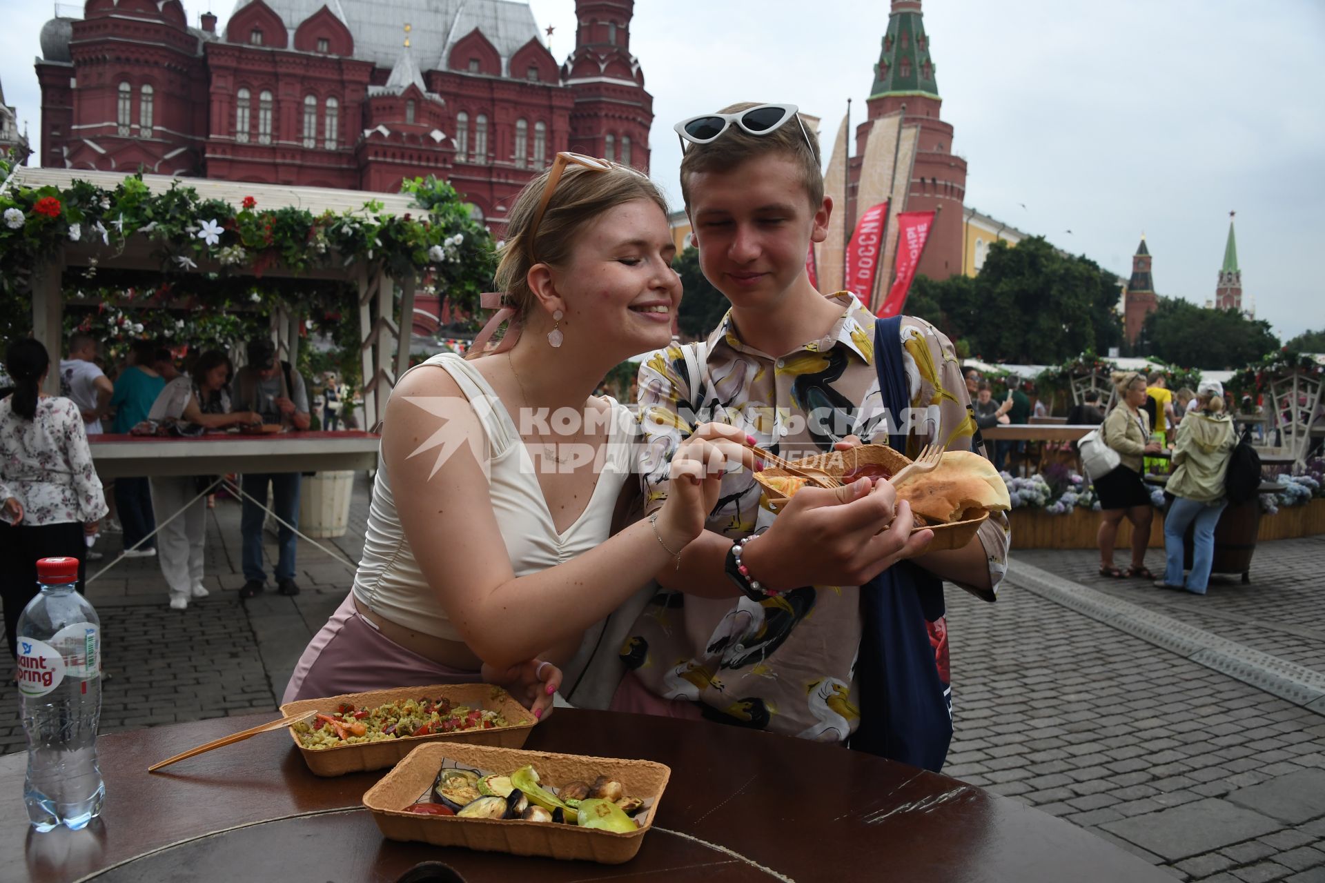 Москва.  Посетители на гастрономическом фестивале `Вкусы России 2023` на Манежной площади.