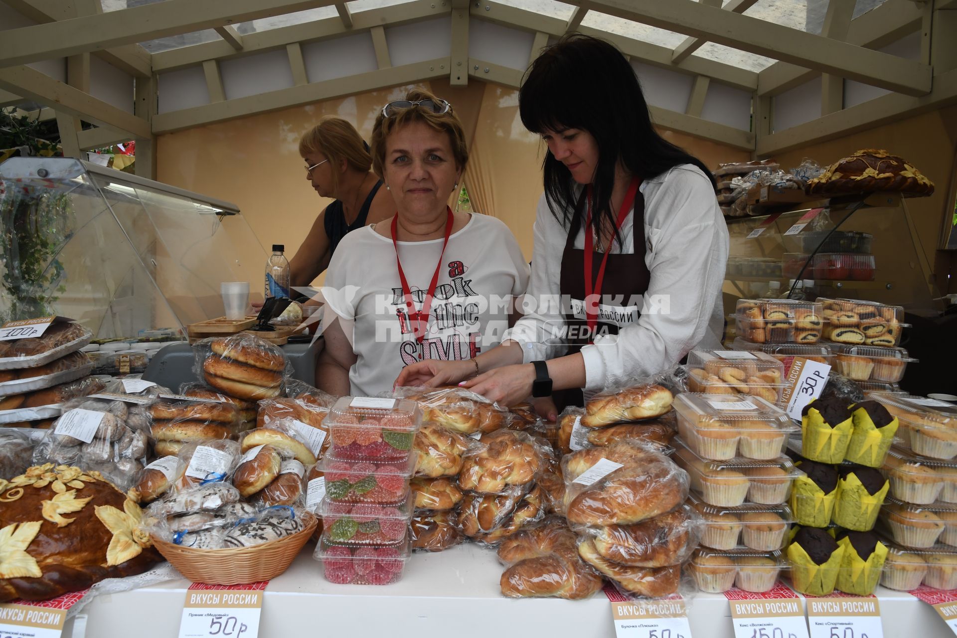 Москва. На гастрономическом фестивале `Вкусы России 2023` на Манежной площади.