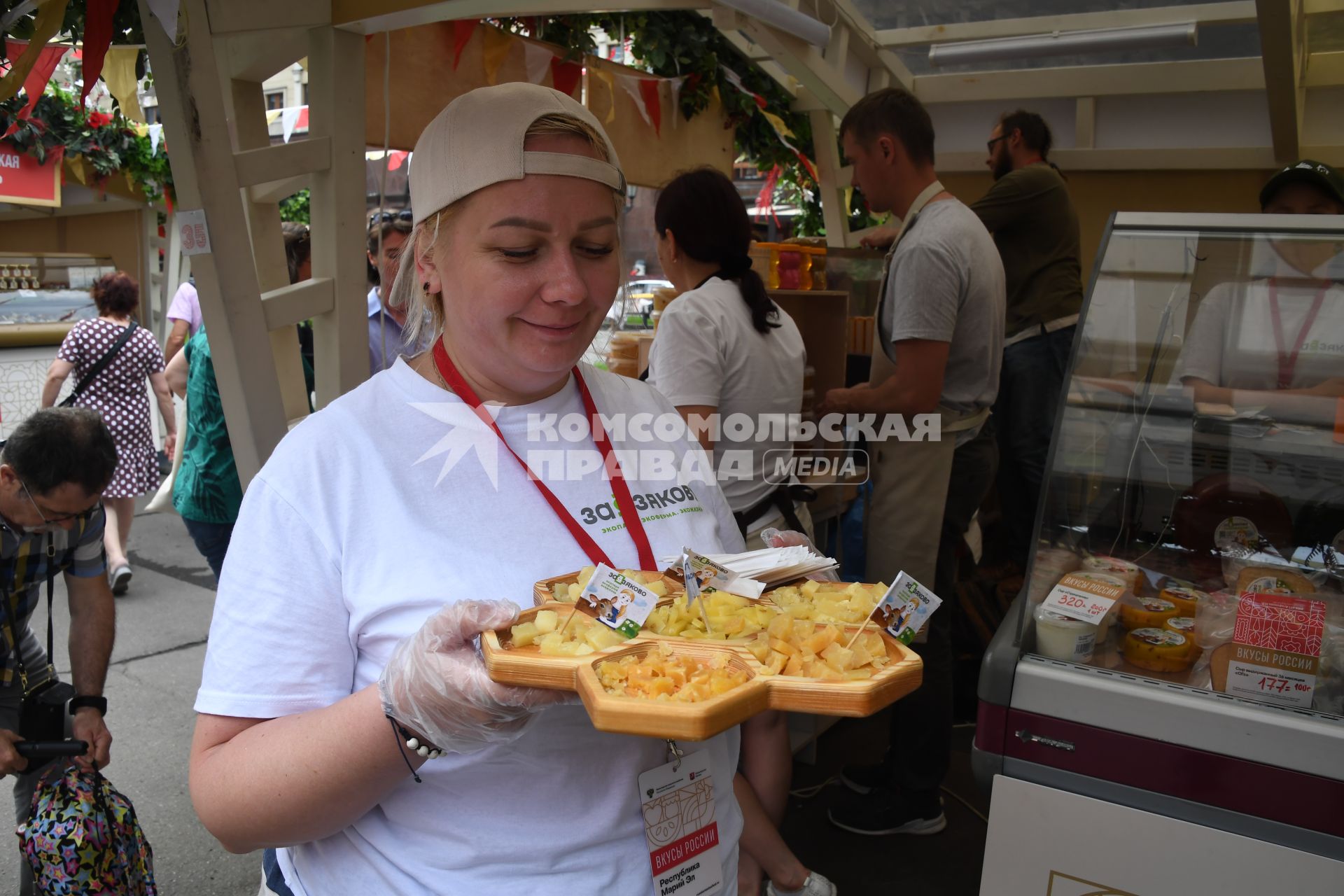 Москва. На гастрономическом фестивале `Вкусы России 2023` на Манежной площади.