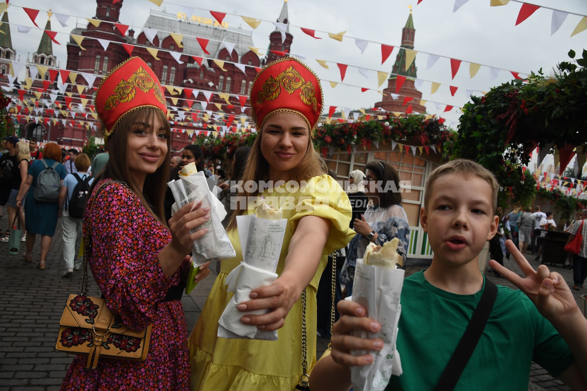 Москва. На гастрономическом фестивале `Вкусы России 2023` на Манежной площади.