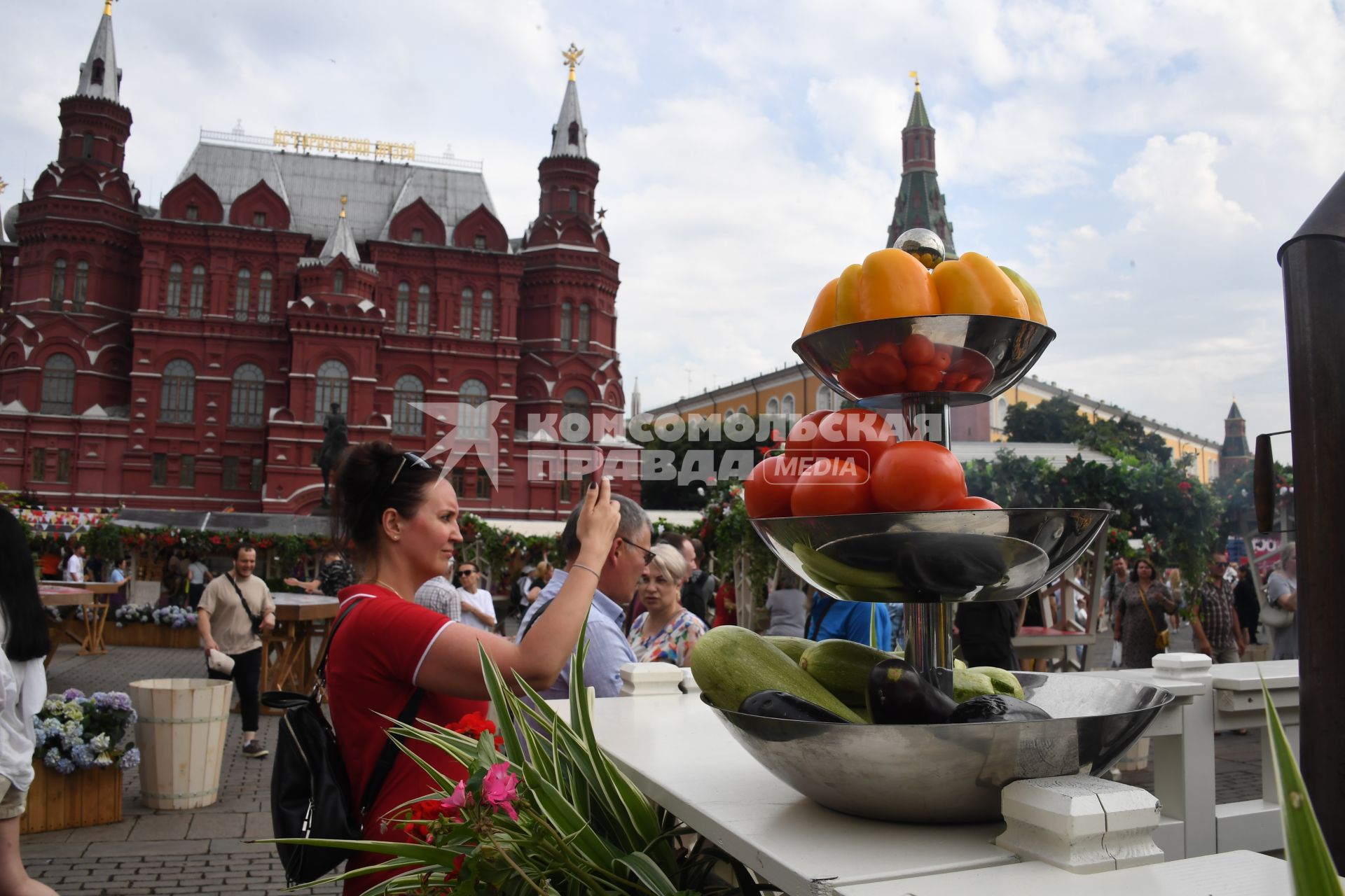 Москва. Посетители на гастрономическом фестивале `Вкусы России 2023` на Манежной площади.