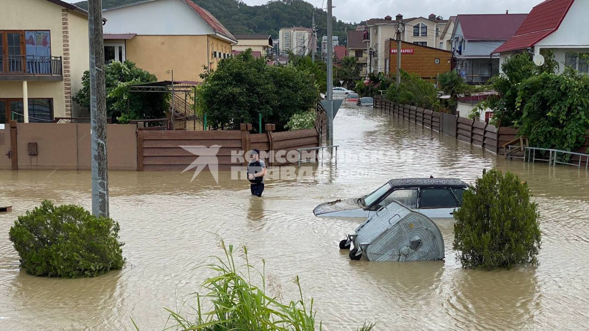 Сочи.  Автомобили, затопленные в результате в результате сильного ливня.