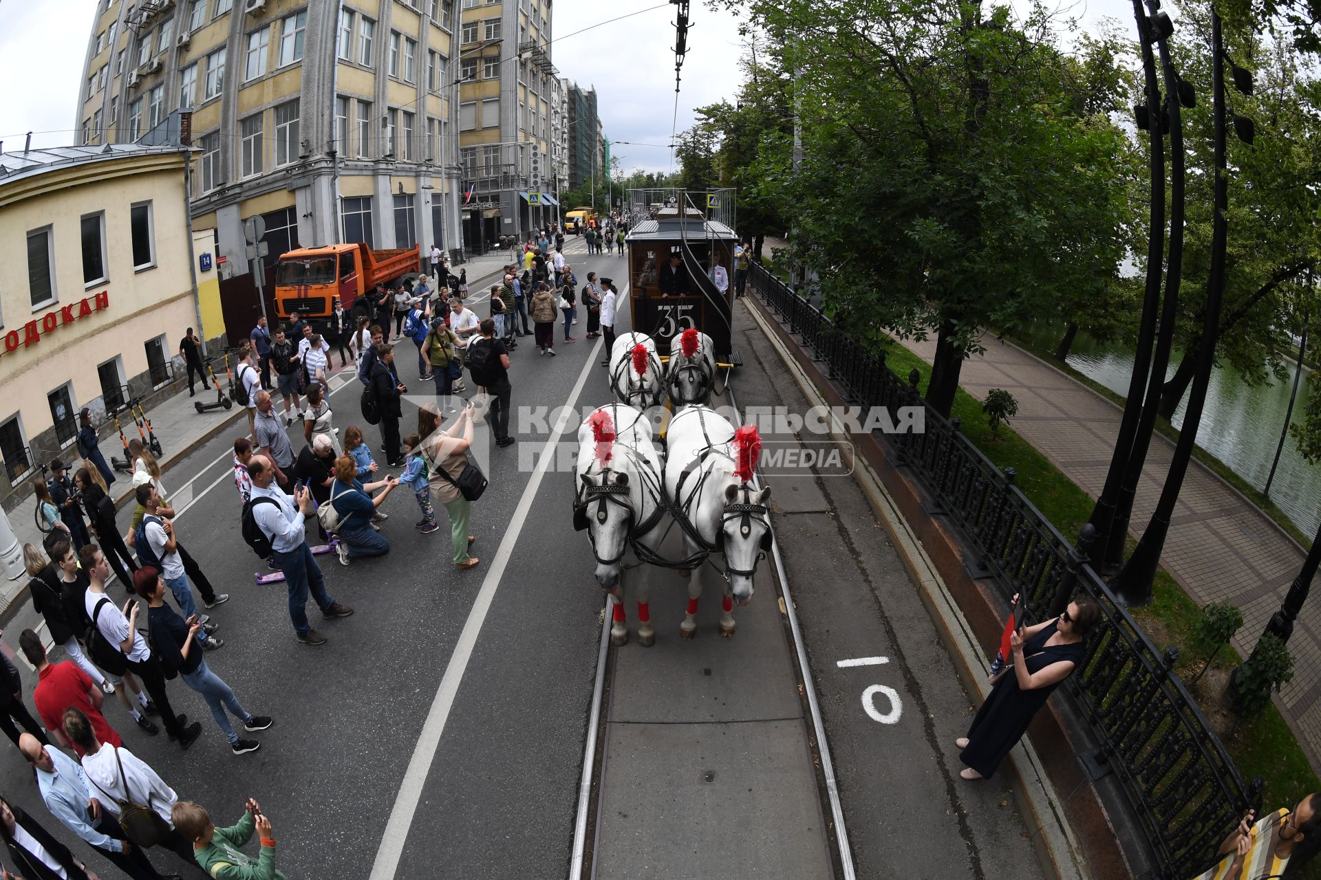 Москва. Старинна  конка во время парада трамваев, приуроченного ко Дню московского транспорта.