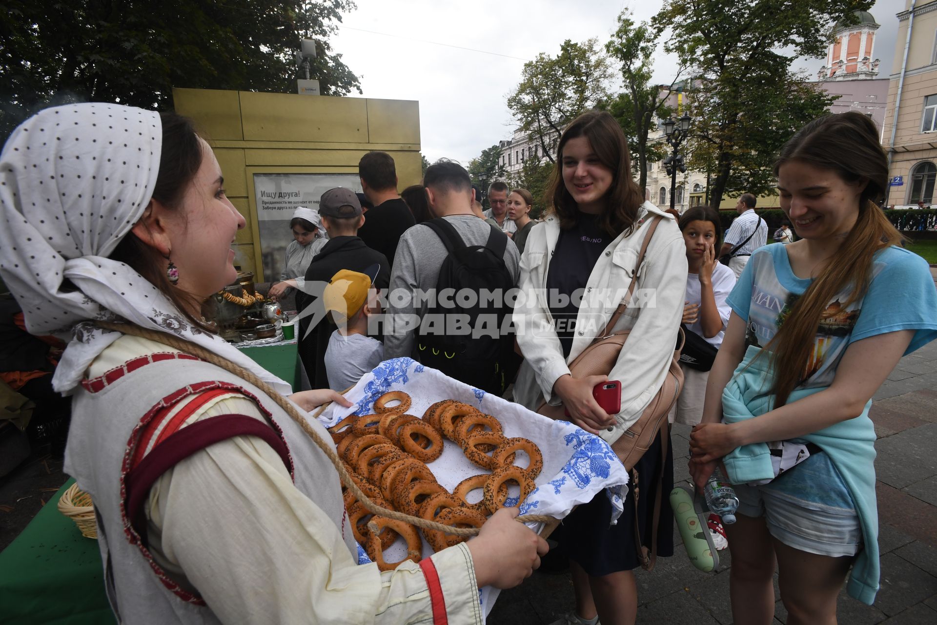 Москва.  Горожане и участники парада ретротрамваев,  приуроченного ко Дню московского транспорта, на Чистопрудном бульваре .