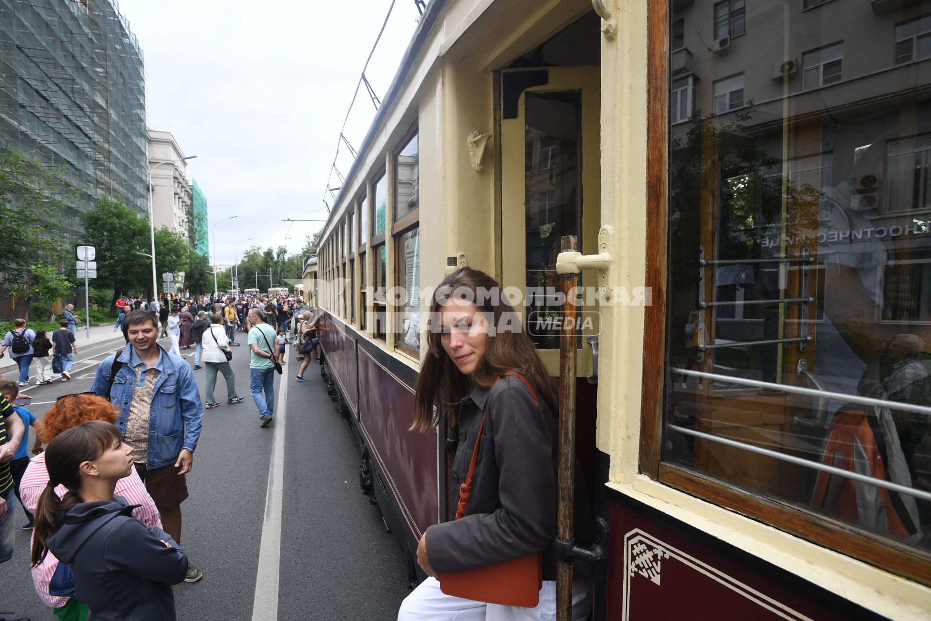 Москва. Девушка в ретротрамвае во время парада трамваев, приуроченного ко Дню московского транспорта.