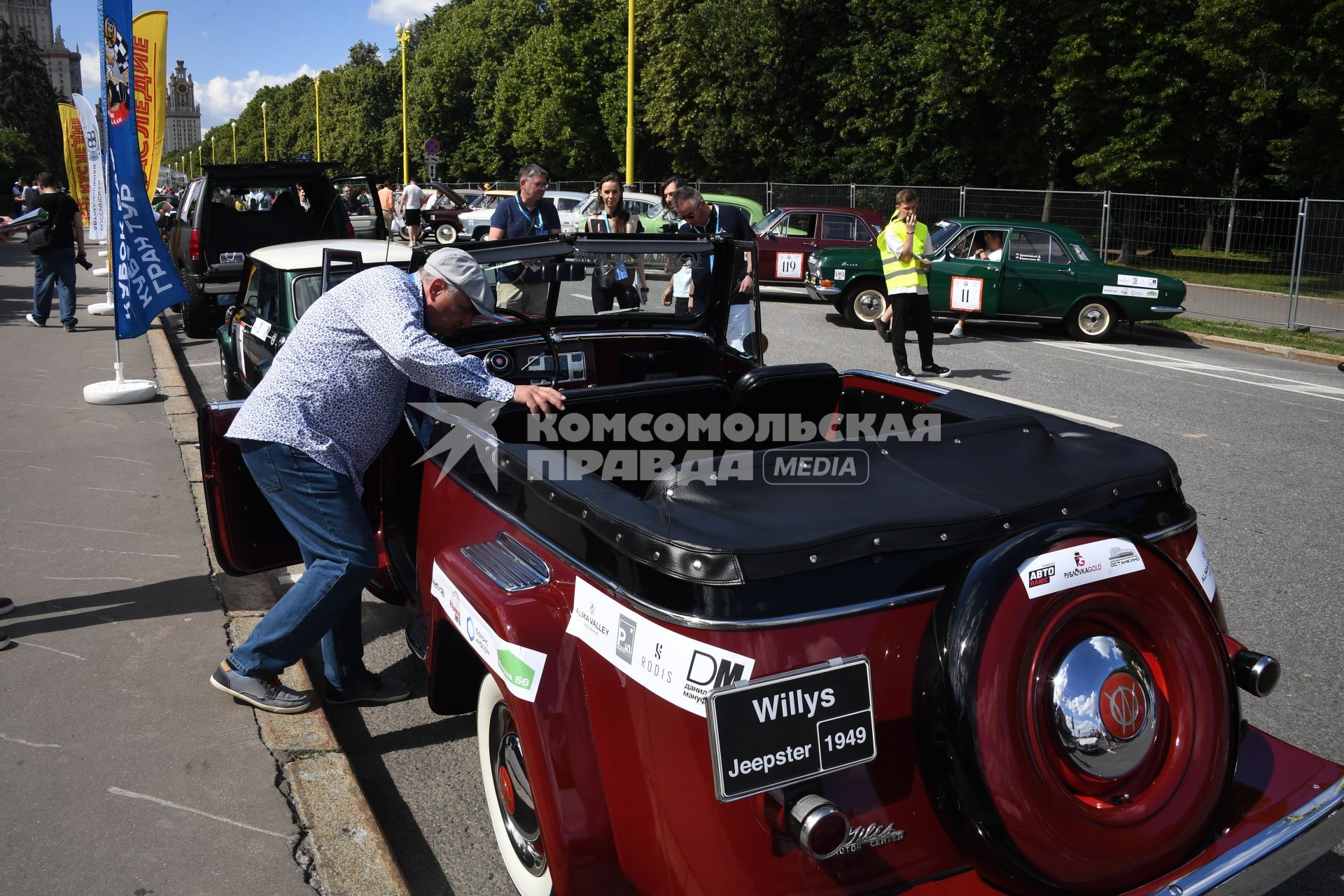 Москва. Автомобиль Willys Jeepster, представленный на городском фестивале `Ретрорейс` на Воробьевых горах.