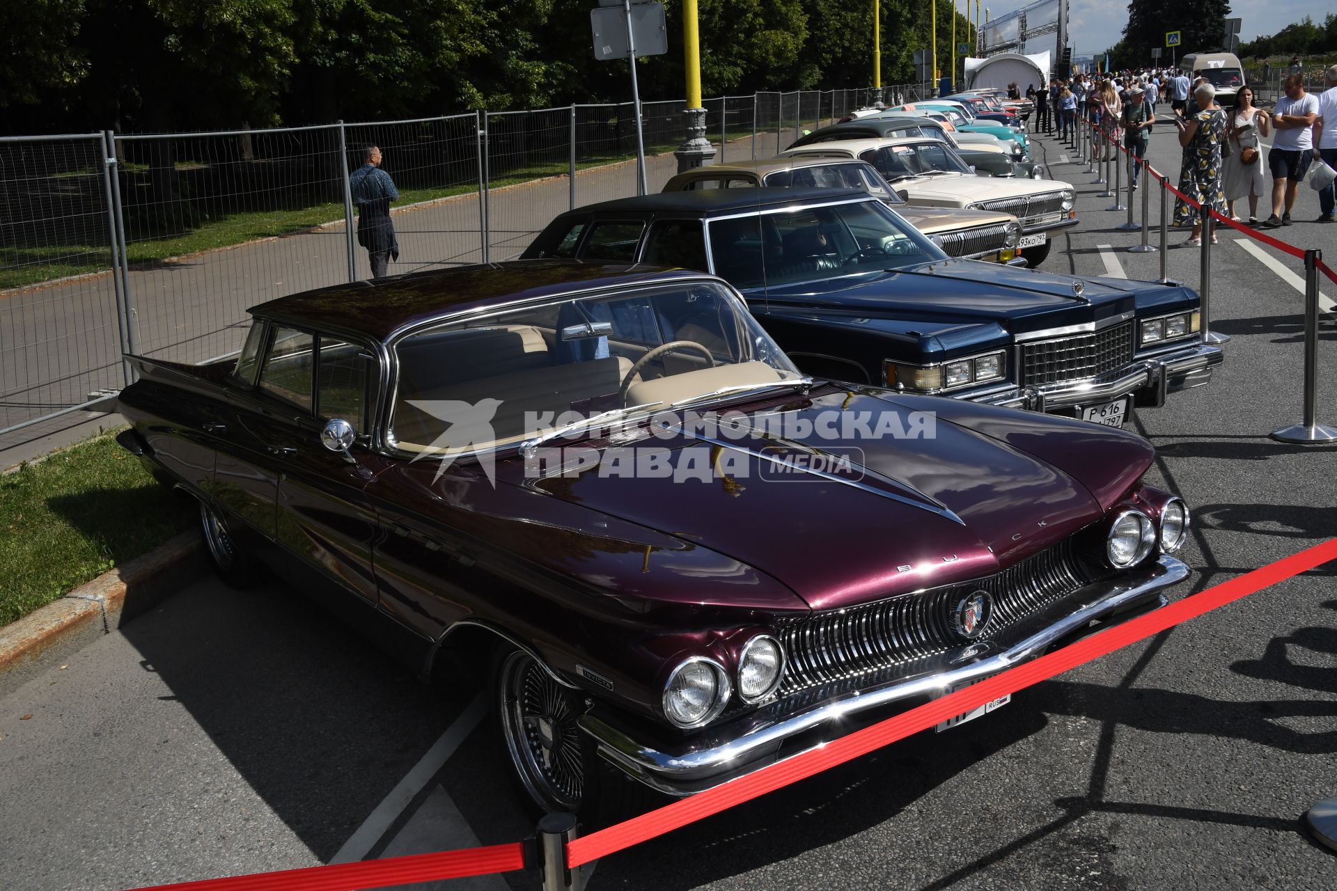 Москва. Автомобиль Buick Invicta, представленный на городском фестивале `Ретрорейс` на Воробьевых горах.