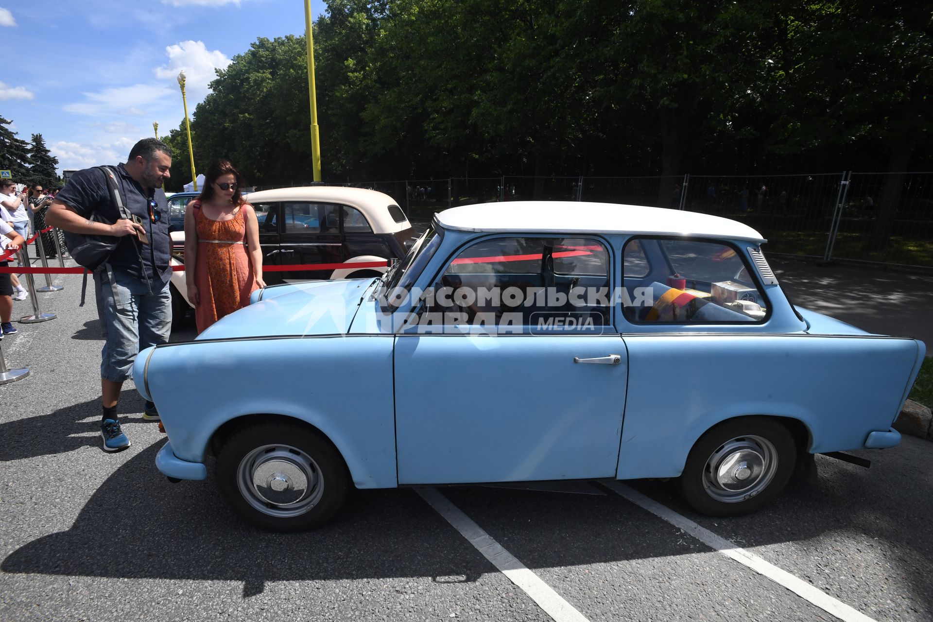 Москва. Автомобиль Trabant, представленный на городском фестивале `Ретрорейс` на Воробьевых горах.