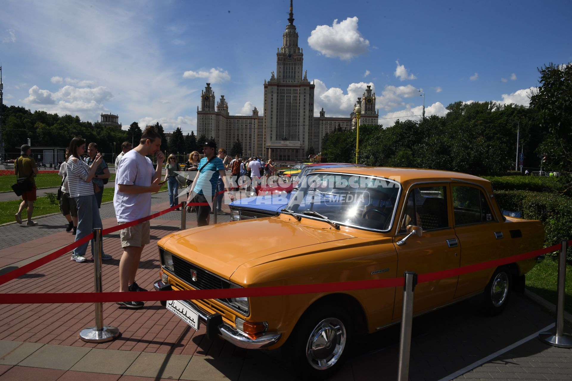 Москва. Автомобиль `Москвич-2140`, представленный на городском фестивале `Ретрорейс` на Воробьевых горах.