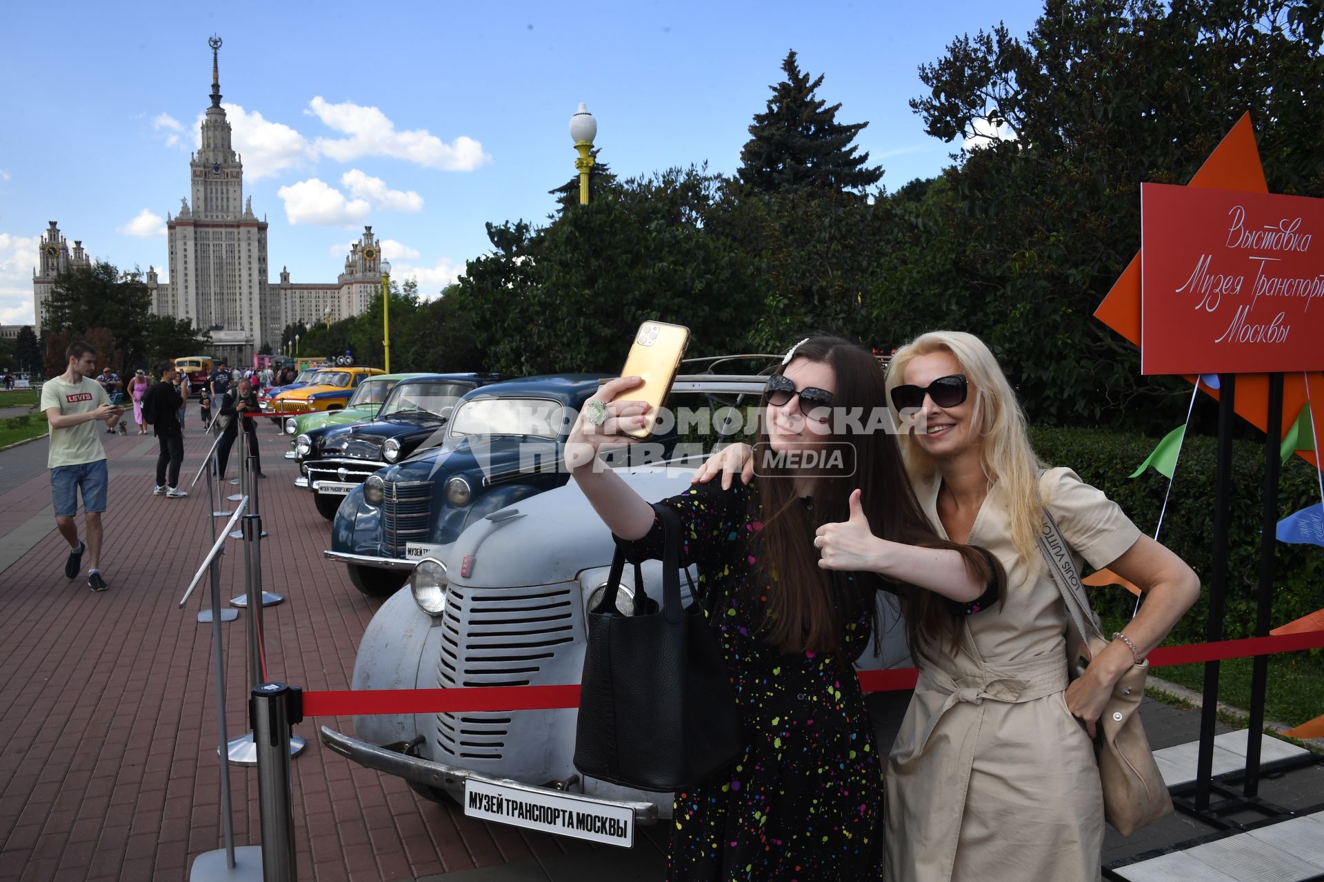 Москва. Автомобили, представленные на городском фестивале `Ретрорейс` на Воробьевых горах.
