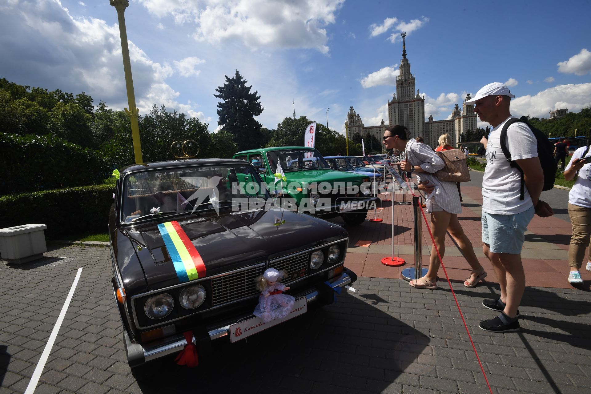 Москва. Автомобили, представленные на городском фестивале `Ретрорейс` на Воробьевых горах.