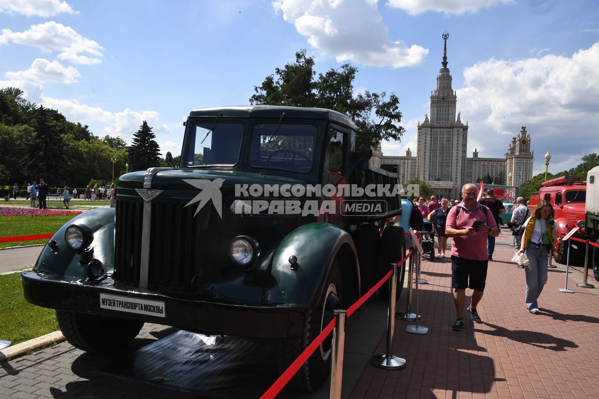 Москва. Грузовой автомобиль МАЗ-200, представленный на городском фестивале `Ретрорейс` на Воробьевых горах.