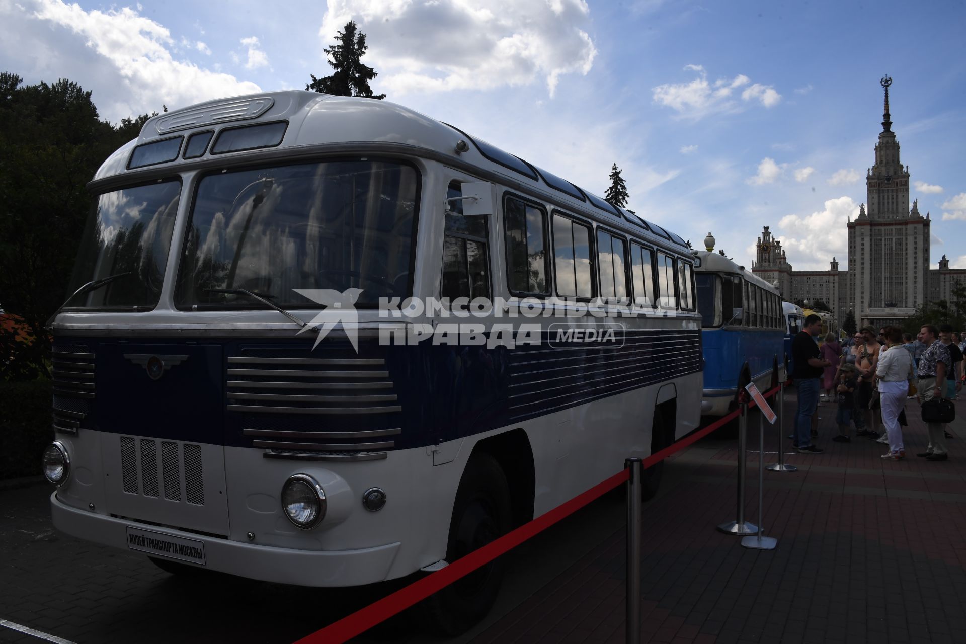 Москва. Автобус ЗИС-127, представленный на городском фестивале `Ретрорейс` на Воробьевых горах.