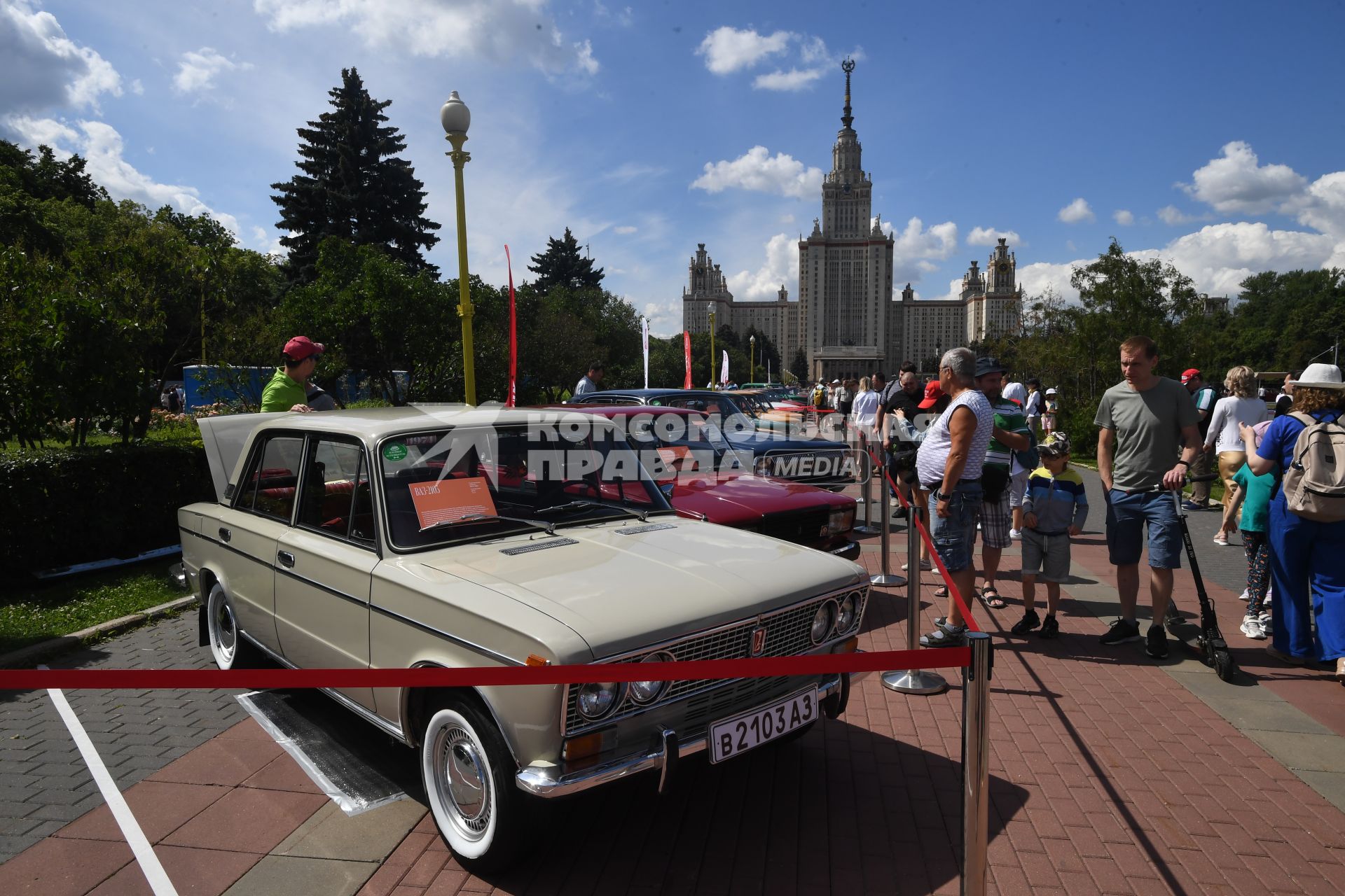 Москва. Автомобиль ВАЗ-2103, представленный на городском фестивале `Ретрорейс` на Воробьевых горах.