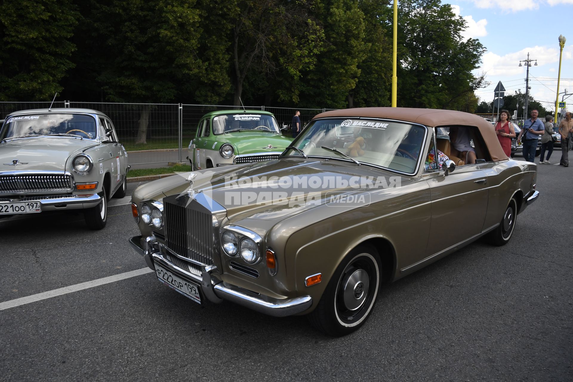 Москва. Автомобиль Rolls-Royce Silver Shadow, представленный на городском фестивале `Ретрорейс` на Воробьевых горах.