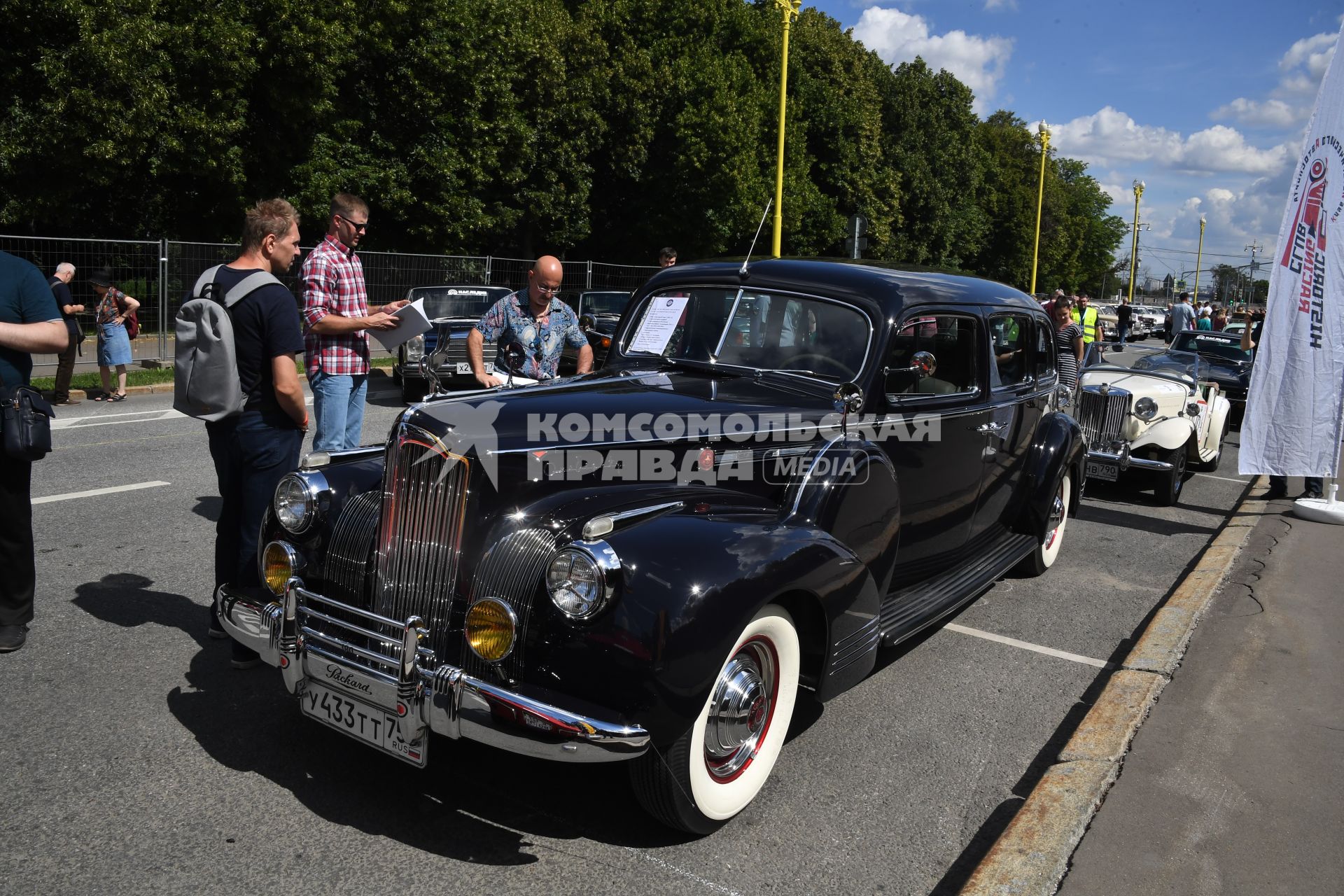 Москва. Автомобиль Packard, представленный на городском фестивале `Ретрорейс` на Воробьевых горах.