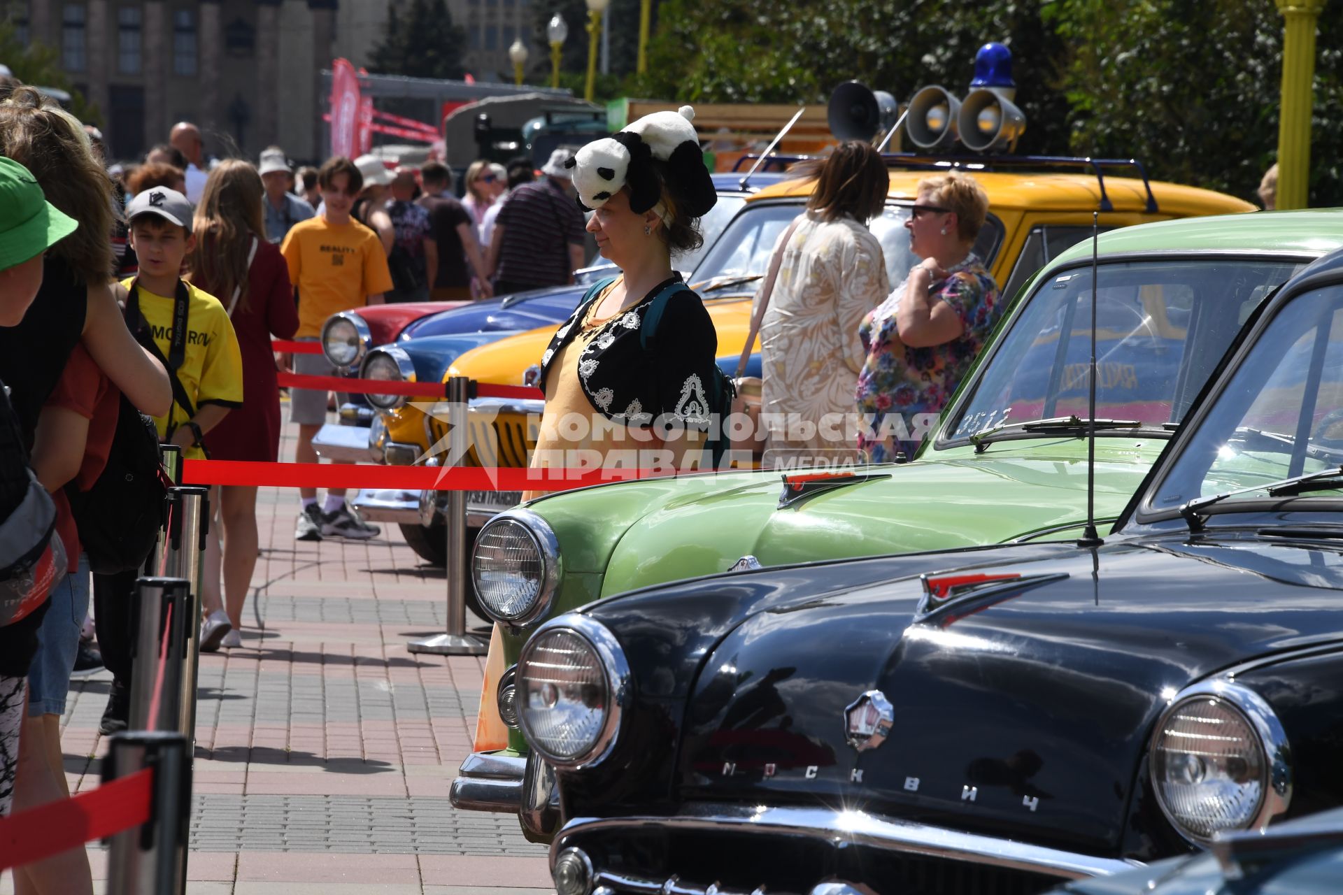 Москва. Автомобили, представленные на городском фестивале `Ретрорейс` на Воробьевых горах.