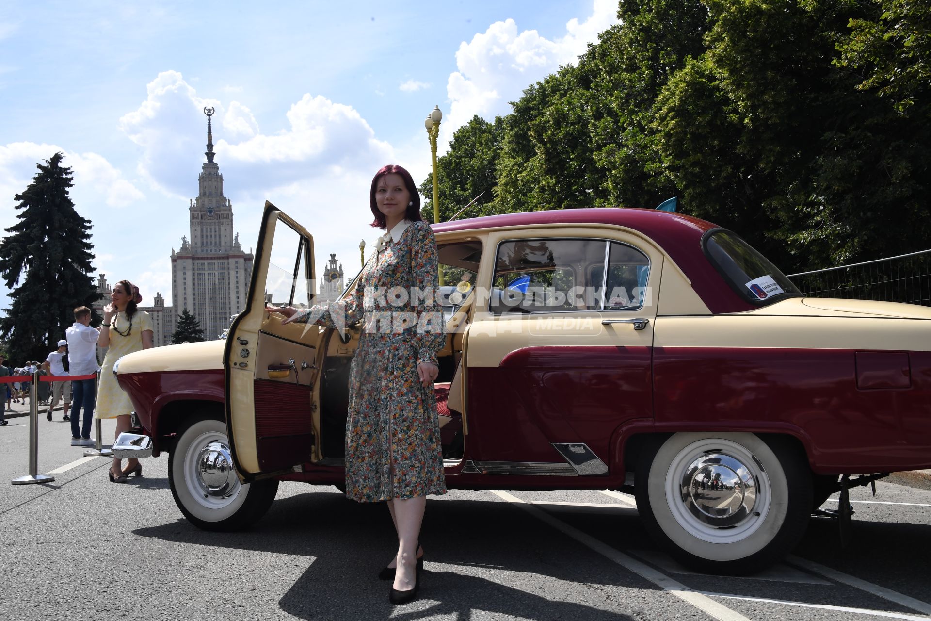 Москва. Автомобили, представленные на городском фестивале `Ретрорейс` на Воробьевых горах.