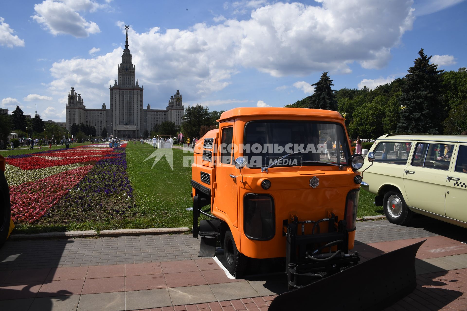 Москва. Тротуаро-уборочная машина ТУМ-975 `Труженик`, представленный на городском фестивале `Ретрорейс` на Воробьевых горах.