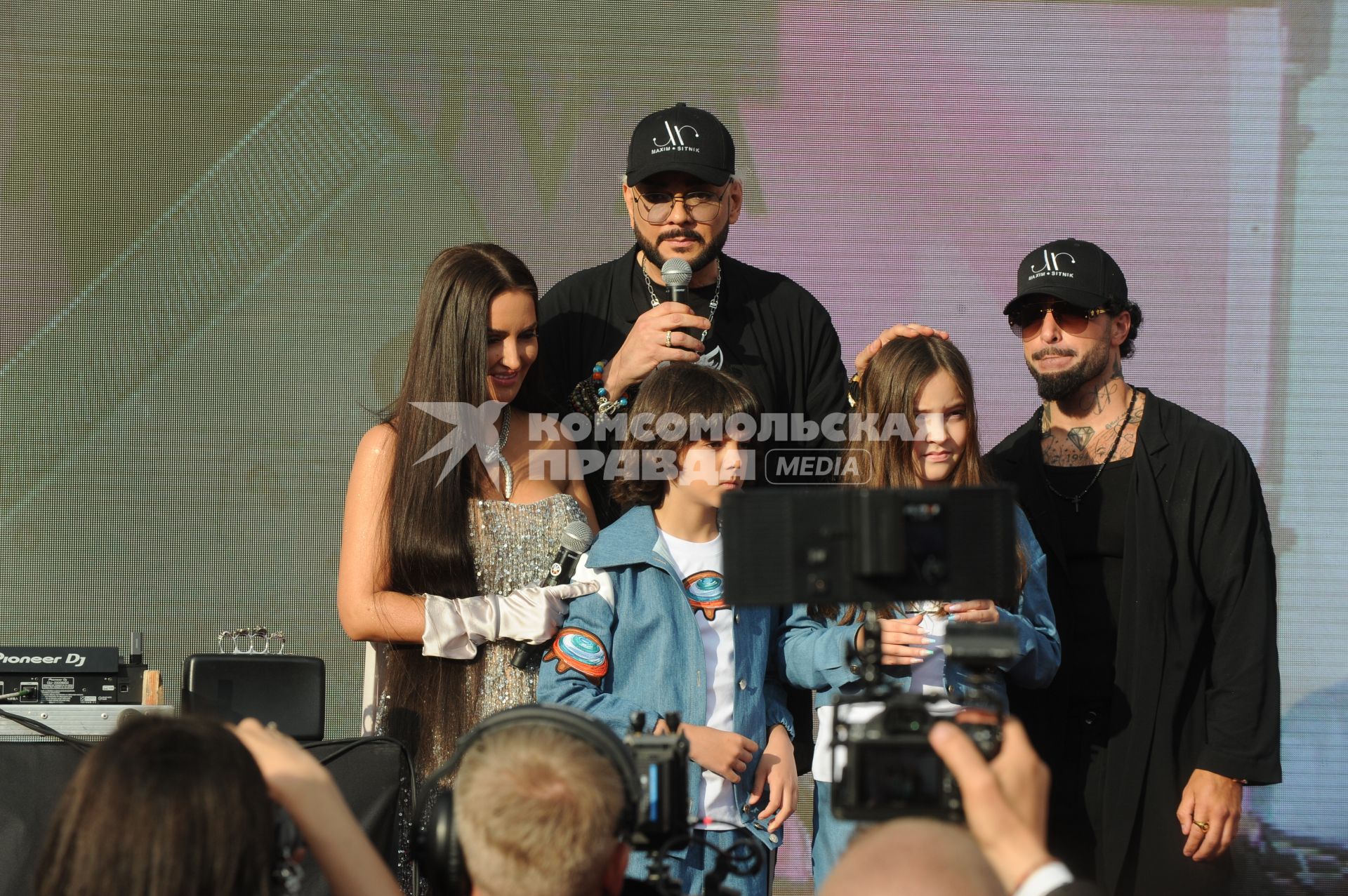 Москва. Певец Филипп Киркоров (в центре) перед показом новой коллекции одежды Дома моды Аники Керимовой в коллаборации с Мартином Киркоровым в БЦ `Резиденция на Рублевке`.