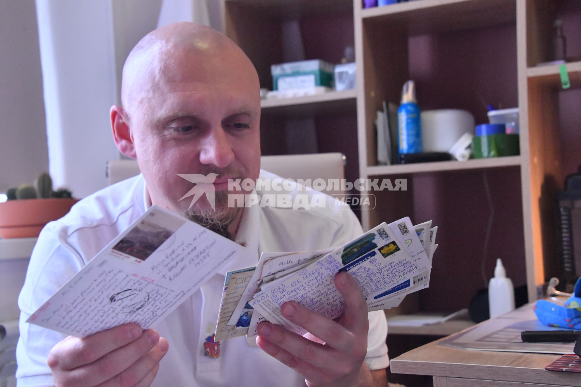 Московская область, г.Балашиха. Заведующий отделением реанимации новорожденных Максим Кондратьев спасает детей и обменивается открытками с людьми по всему миру.