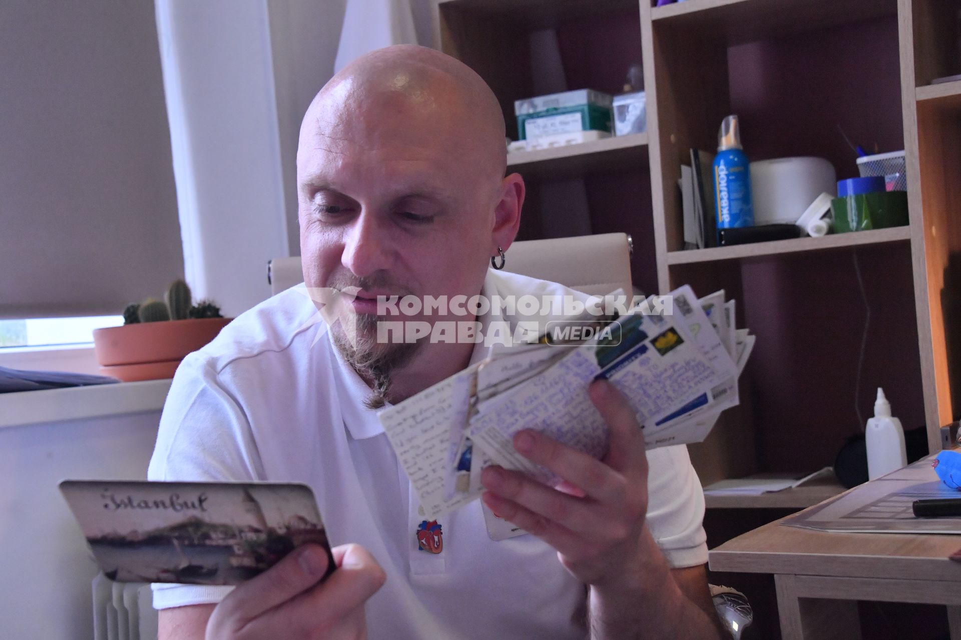 Московская область, г.Балашиха. Заведующий отделением реанимации новорожденных Максим Кондратьев спасает детей и обменивается открытками с людьми по всему миру.