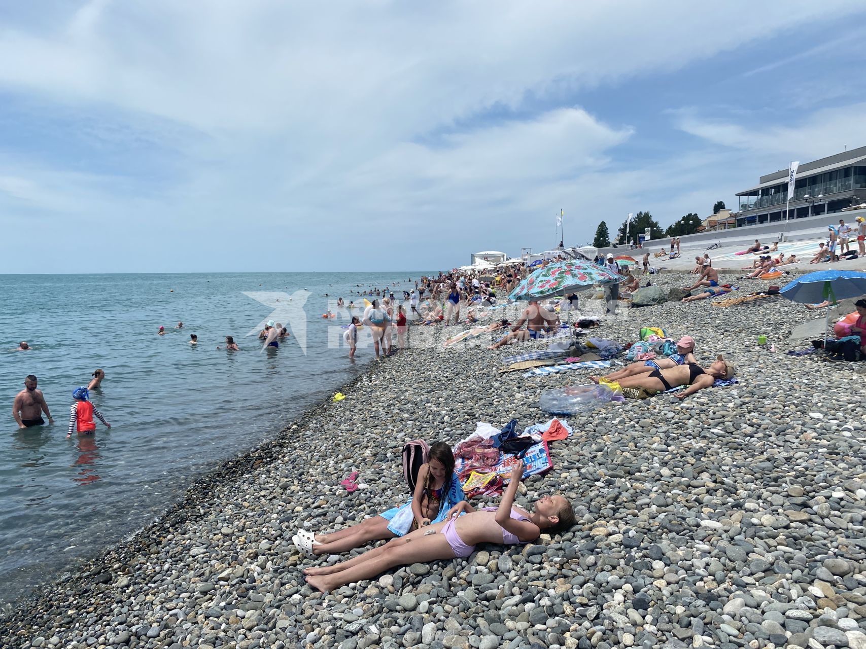 Сочи. Отдыхающие на пляже Черноморского побережья.