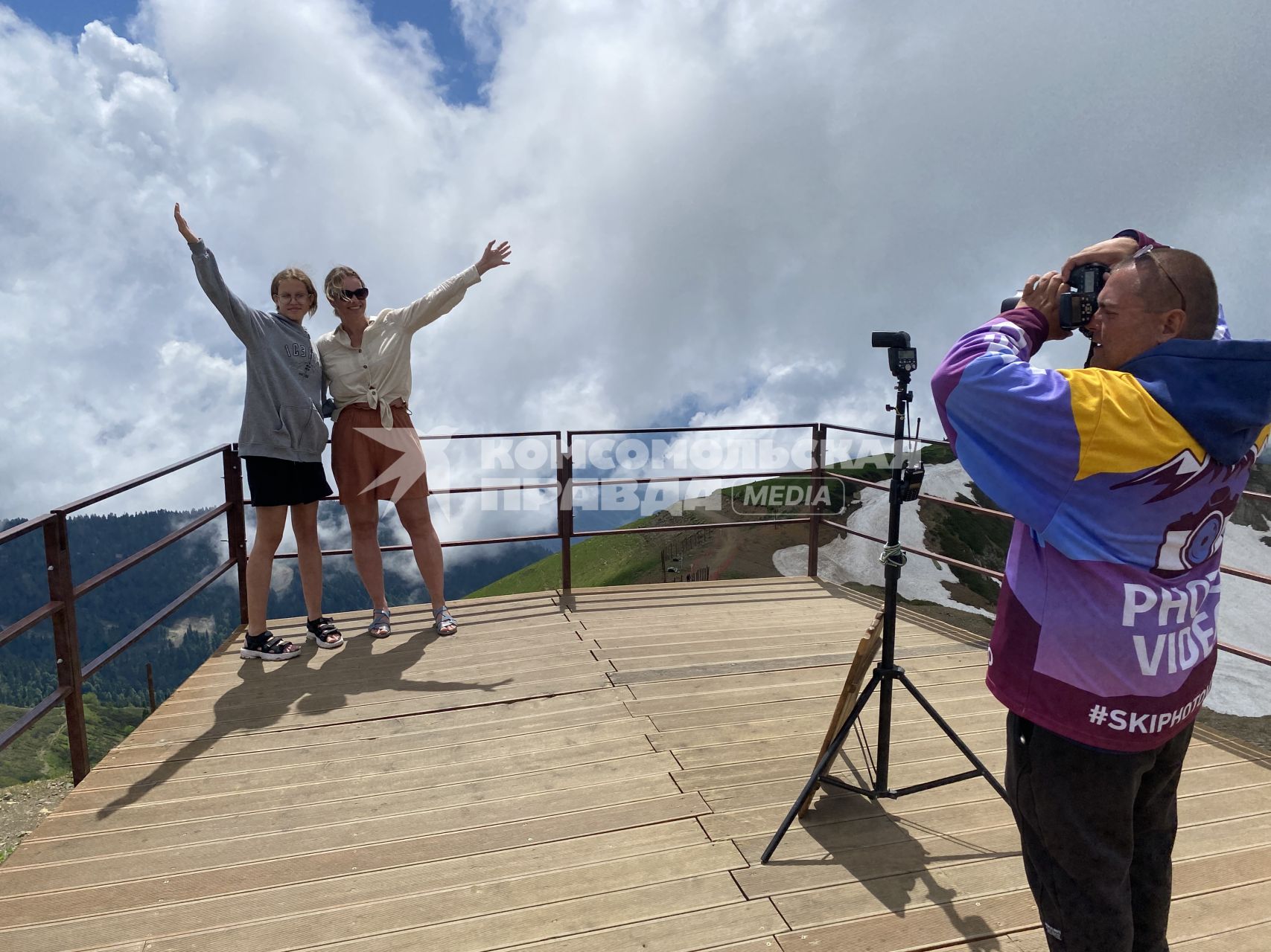 Сочи. Туристы на обзорной площадке на вершине Роза Пик на высоте 2320 метров на горном курорте `Роза хутор` в Красной поляне.